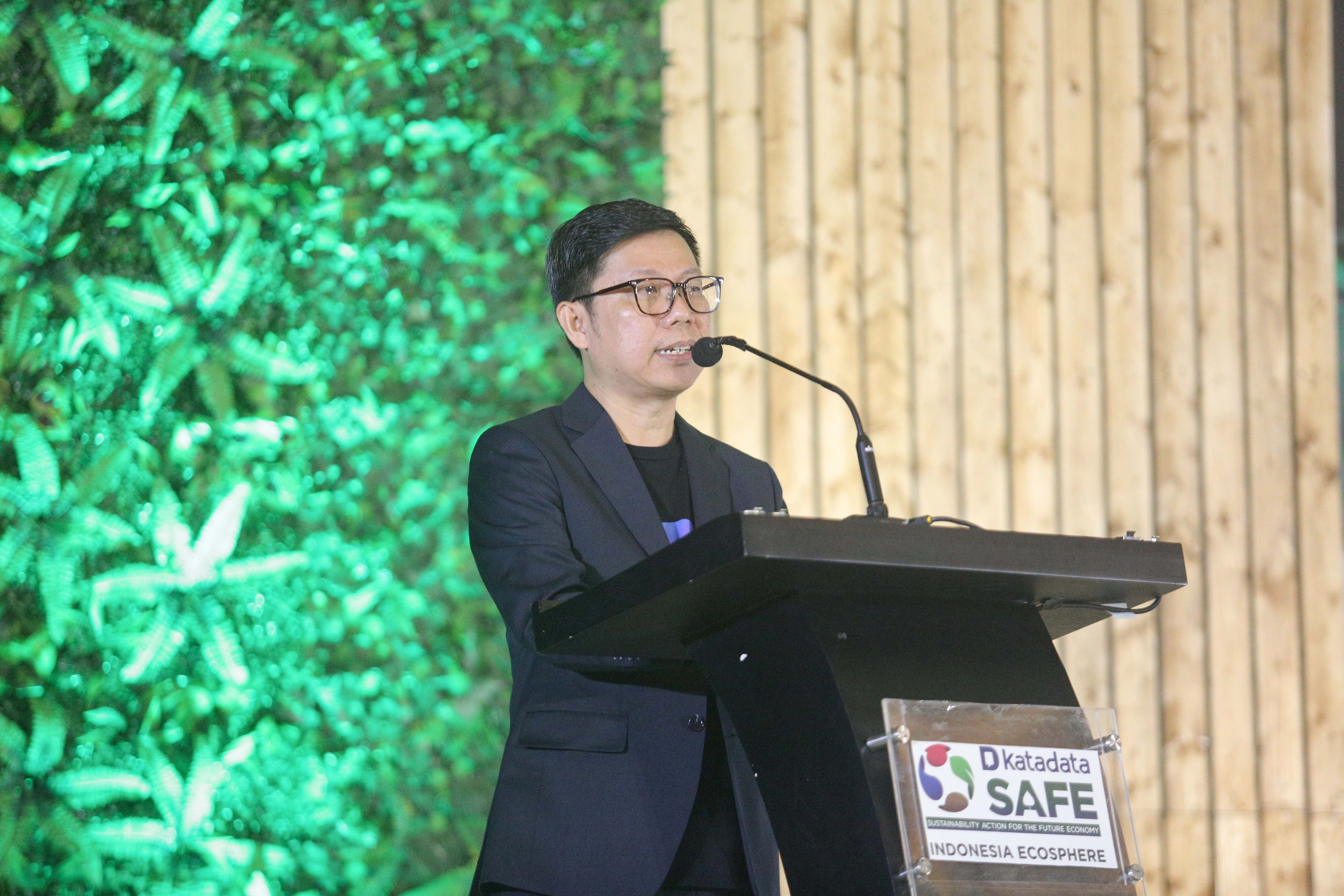 Co-Founder & CEO Katadata, Metta Dharmasaputra menyampaikan kata sambutan saat acara Katadata Sustainability Action for the Future Economy (SAFE) 2024 di Jakarta, Rabu (7/8/2024). Mengusung tema 