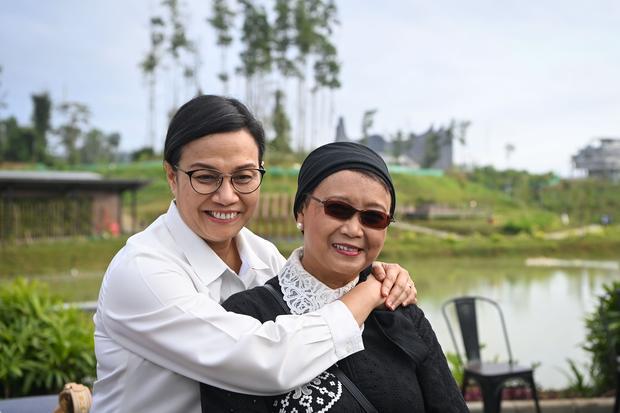 Menteri Keuangan Sri Mulyani Indrawati (kiri) dan Menteri Luar Negeri Retno Marsudi (kanan) mengunjungi Embung MBH di Ibu Kota Nusantara (IKN), Penajam Paser Utara, Kalimantan Timur, Senin (12/8/2024). Kunjungan tersebut dilakukan sebelum berlangsungnya rapat kabinet pertama di IKN.