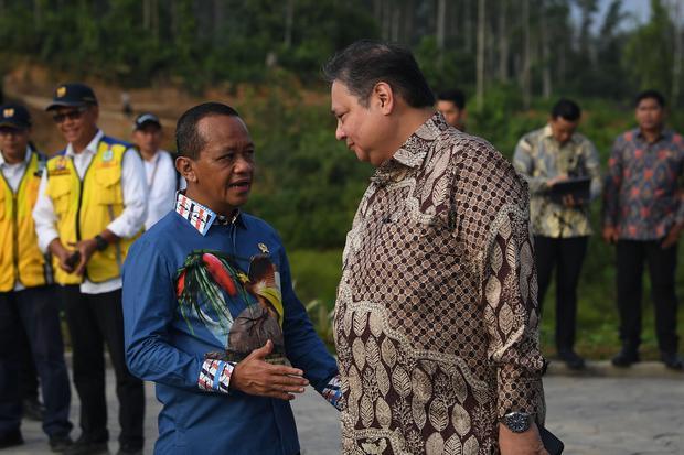 Menteri Koordinator Bidang Perekonomian Airlangga Hartarto (kanan) dan Menteri Investasi/Kepala Badan Koordinasi Penanaman Modal (BKPM) Bahlil Lahadalia (kiri) berbincang di sela kunungan ke Embung MBH di Ibu Kota Nusantara (IKN), Penajam Paser Utara, Kalimantan Timur, Senin (12/8/2024). Kunjungan tersebut dilakukan sebelum berlangsungnya rapat kabinet pertama di IKN.