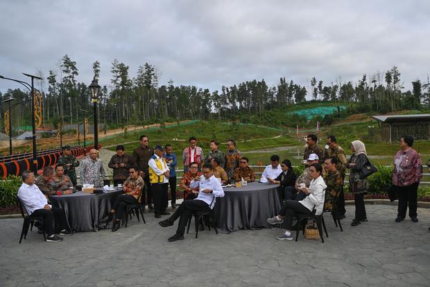 Jajaran Menteri Kabinet Indonesia Maju dan pejabat setingkat menteri mengunjungi Embung MBH di Ibu Kota Nusantara (IKN), Penajam Paser Utara, Kalimantan Timur, Senin (12/8/2024). Kunjungan tersebut dilakukan sebelum berlangsungnya rapat kabinet pertama di IKN.