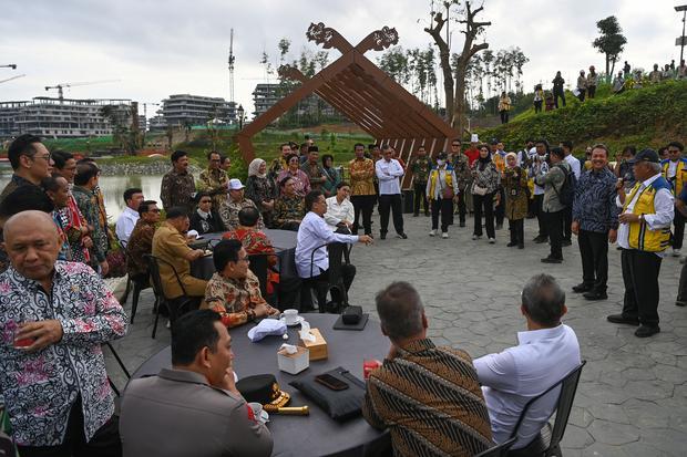 Jajaran Menteri Kabinet Indonesia Maju dan pejabat setingkat menteri mengunjungi Embung MBH di Ibu Kota Nusantara (IKN), Penajam Paser Utara, Kalimantan Timur, Senin (12/8/2024). Kunjungan tersebut dilakukan sebelum berlangsungnya rapat kabinet pertama di IKN.