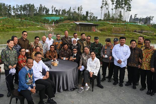 Jajaran Menteri Kabinet Indonesia Maju dan pejabat setingkat menteri mengunjungi Embung MBH di Ibu Kota Nusantara (IKN), Penajam Paser Utara, Kalimantan Timur, Senin (12/8/2024). Kunjungan tersebut dilakukan sebelum berlangsungnya rapat kabinet pertama di IKN.