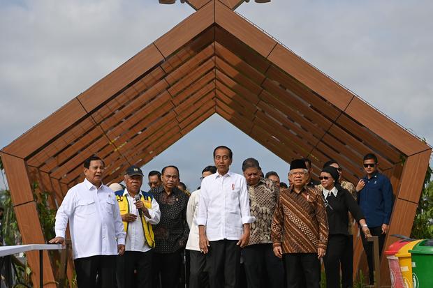 Presiden Joko Widodo (tengah) bersama Wakil Presiden Ma'ruf Amin (ketiga kanan) dan jajaran Menteri Kabinet Indonesia Maju serta pejabat setingkat menteri mengunjungi Embung MBH di Ibu Kota Nusantara (IKN), Penajam Paser Utara, Kalimantan Timur, Senin (12/8/2024). Kunjungan tersebut dilakukan sebelum berlangsungnya rapat kabinet pertama di IKN.