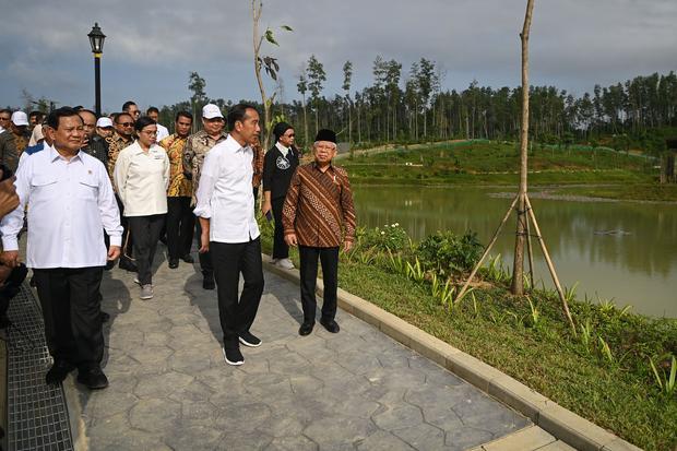 Presiden Joko Widodo (ketiga kanan) bersama Wakil Presiden Ma'ruf Amin (kanan) dan jajaran Menteri Kabinet Indonesia Maju serta pejabat setingkat menteri mengunjungi Embung MBH di Ibu Kota Nusantara (IKN), Penajam Paser Utara, Kalimantan Timur, Senin (12/8/2024). Kunjungan tersebut dilakukan sebelum berlangsungnya rapat kabinet pertama di IKN.