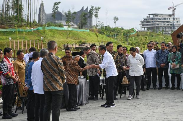 Presiden Joko Widodo berjabat tangan dengan Wakil Presiden Ma'ruf Amin yang disaksikan jajaran Menteri Kabinet Indonesia Maju serta pejabat setingkat menteri mengunjungi Embung MBH di Ibu Kota Nusantara (IKN), Penajam Paser Utara, Kalimantan Timur, Minggu (11/8/2024). Kunjungan tersebut dilakukan sebelum berlangsungnya rapat kabinet pertama di IKN.