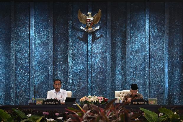 Presiden Joko Widodo didampingi Wakil Presiden Ma'ruf Amin memimpin sidang kabinet paripurna di Istana Garuda, Ibu Kota Nusantara (IKN), Penajam Paser Utara, Kalimantan Timur, Senin (12/8/2024). Sidang kabinet yang pertama kali diadakan di IKN tersebut membahas evaluasi pemerintahan pada tahun ini serta perencanaan tahun depan termasuk transisi pemerintahan Presiden terpilih Prabowo Subianto dan Wakil Presiden terpilih Gibran Rakabuming Raka.