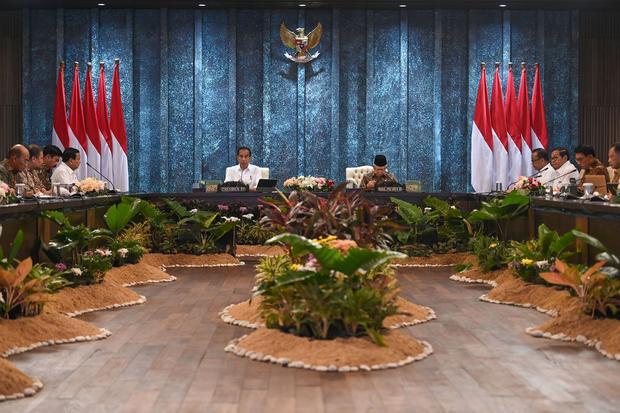 Presiden Joko Widodo didampingi Wakil Presiden Ma'ruf Amin memimpin sidang kabinet paripurna di Istana Garuda, Ibu Kota Nusantara (IKN), Penajam Paser Utara, Kalimantan Timur, Senin (12/8/2024). Sidang kabinet yang pertama kali diadakan di IKN tersebut membahas evaluasi pemerintahan pada tahun ini serta perencanaan tahun depan termasuk transisi pemerintahan Presiden terpilih Prabowo Subianto dan Wakil Presiden terpilih Gibran Rakabuming Raka.