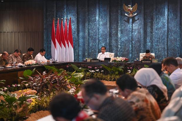 Presiden Joko Widodo (kedua kanan) didampingi Wakil Presiden Ma'ruf Amin memimpin (kanan) sidang kabinet paripurna di Istana Garuda, Ibu Kota Nusantara (IKN), Penajam Paser Utara, Kalimantan Timur, Senin (12/8/2024). Sidang kabinet yang pertama kali diadakan di IKN tersebut membahas evaluasi pemerintahan pada tahun ini serta perencanaan tahun depan termasuk transisi pemerintahan Presiden terpilih Prabowo Subianto dan Wakil Presiden terpilih Gibran Rakabuming Raka.