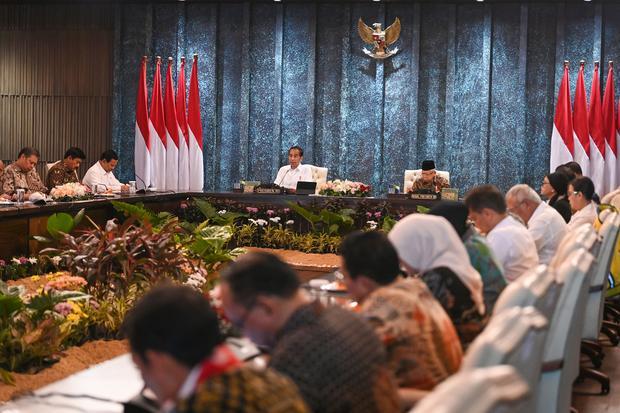 Presiden Joko Widodo didampingi Wakil Presiden Ma'ruf Amin memimpin sidang kabinet paripurna di Istana Garuda, Ibu Kota Nusantara (IKN), Penajam Paser Utara, Kalimantan Timur, Senin (12/8/2024). Sidang kabinet yang pertama kali diadakan di IKN tersebut membahas evaluasi pemerintahan pada tahun ini serta perencanaan tahun depan termasuk transisi pemerintahan Presiden terpilih Prabowo Subianto dan Wakil Presiden terpilih Gibran Rakabuming Raka.