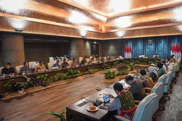 Presiden Joko Widodo didampingi Wakil Presiden Ma'ruf Amin memimpin sidang kabinet paripurna di Istana Garuda, Ibu Kota Nusantara (IKN), Penajam Paser Utara, Kalimantan Timur, Senin (12/8/2024). Sidang kabinet yang pertama kali diadakan di IKN tersebut membahas evaluasi pemerintahan pada tahun ini serta perencanaan tahun depan termasuk transisi pemerintahan Presiden terpilih Prabowo Subianto dan Wakil Presiden terpilih Gibran Rakabuming Raka.