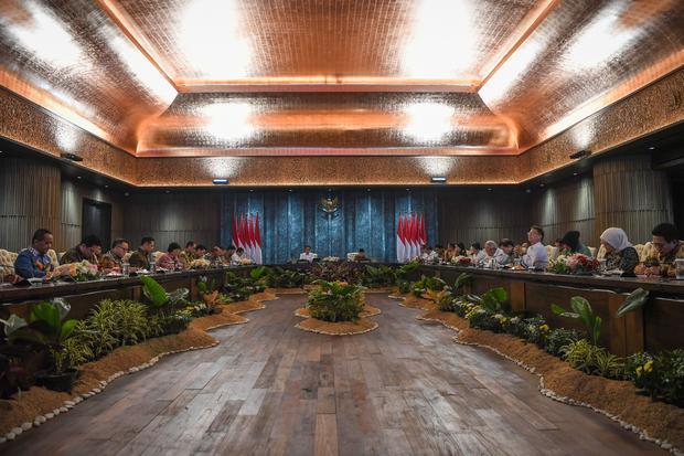 Presiden Joko Widodo didampingi Wakil Presiden Ma'ruf Amin memimpin sidang kabinet paripurna di Istana Garuda, Ibu Kota Nusantara (IKN), Penajam Paser Utara, Kalimantan Timur, Senin (12/8/2024). Sidang kabinet yang pertama kali diadakan di IKN tersebut membahas evaluasi pemerintahan pada tahun ini serta perencanaan tahun depan termasuk transisi pemerintahan Presiden terpilih Prabowo Subianto dan Wakil Presiden terpilih Gibran Rakabuming Raka.