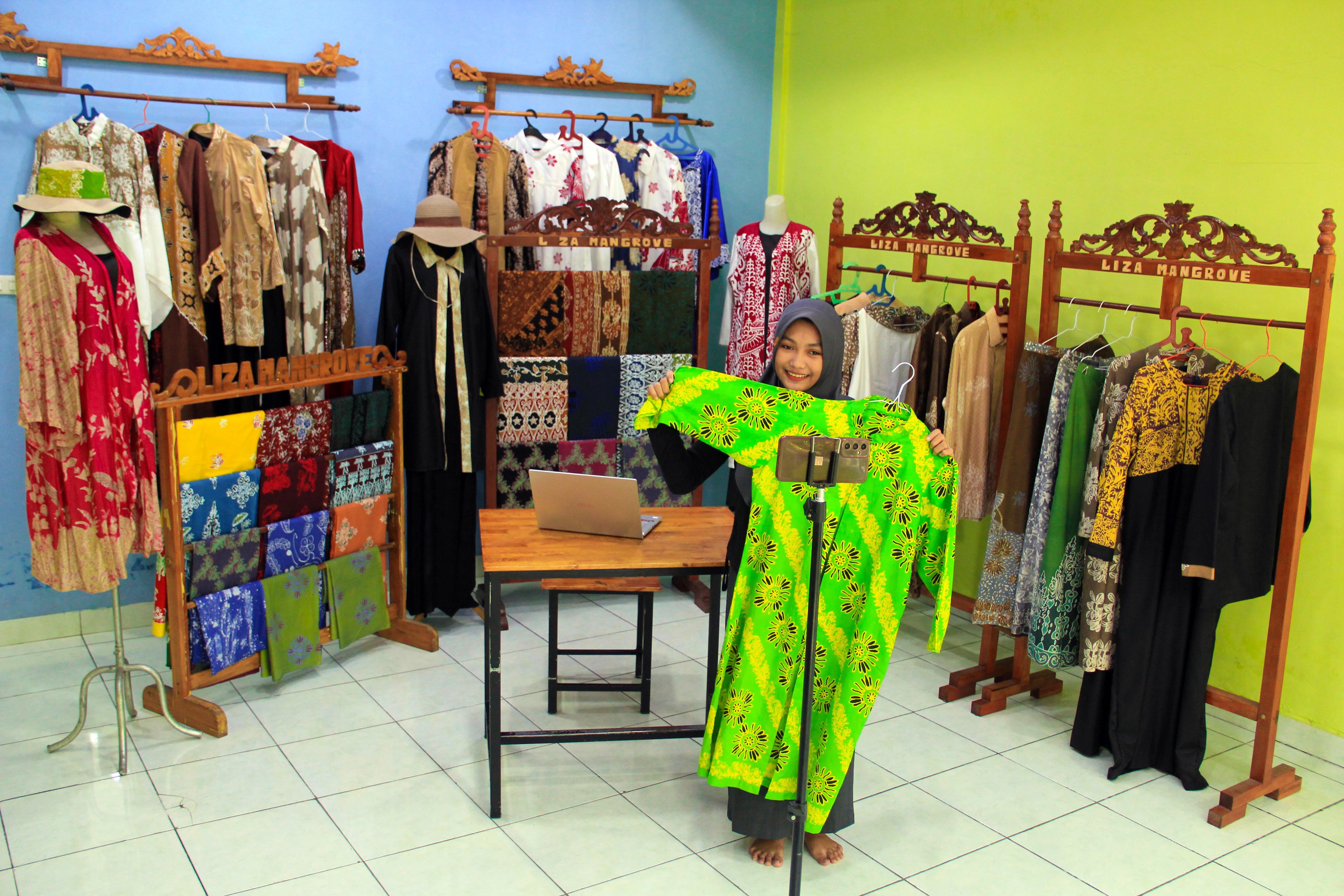 Perajin menjual online produk batik di Sanggar Batik Liza Mangrove.\r\n