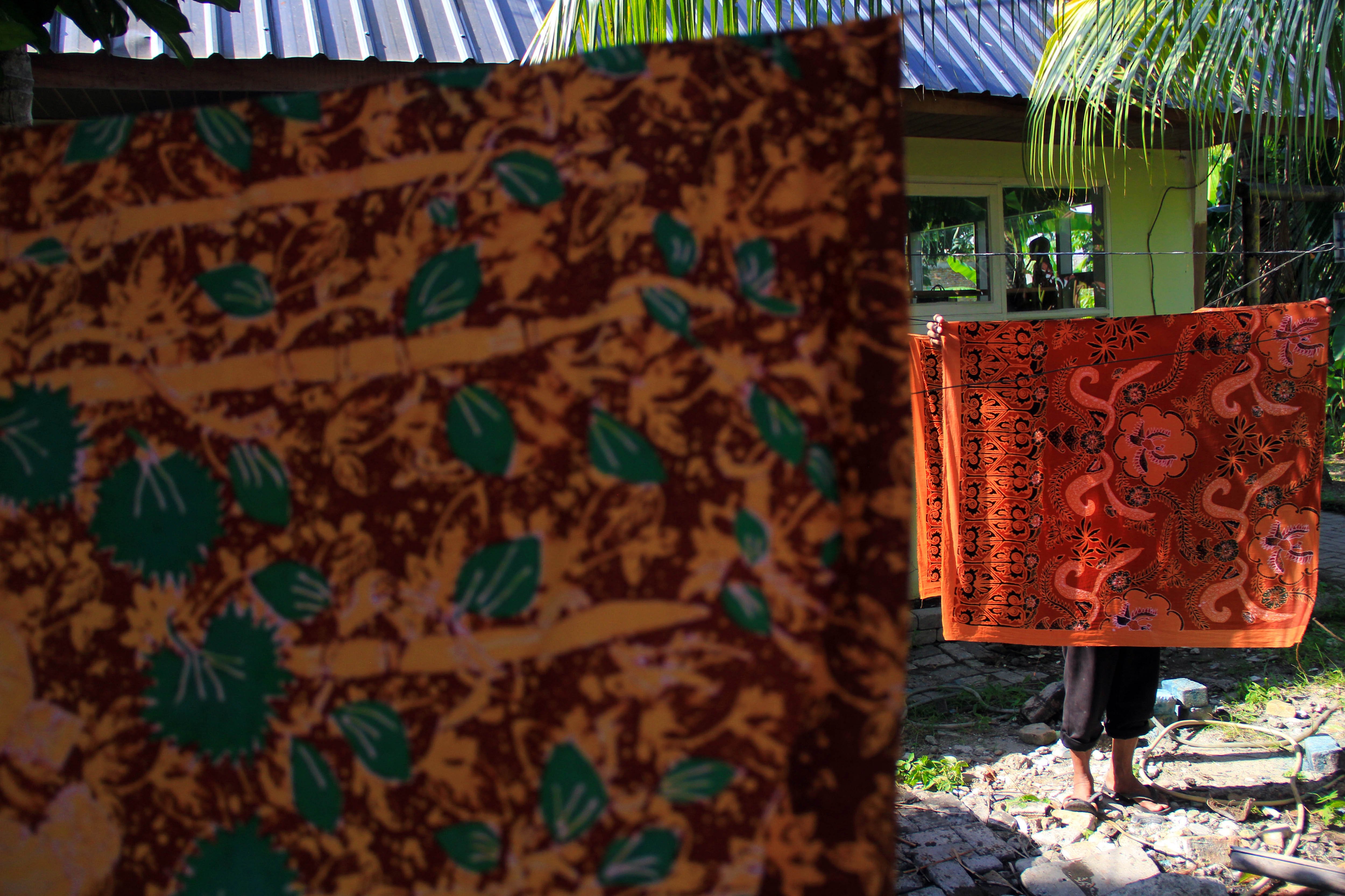 Perajin menjemur batik di Desa Pematang Johar, Kabupaten Deli Serdang.