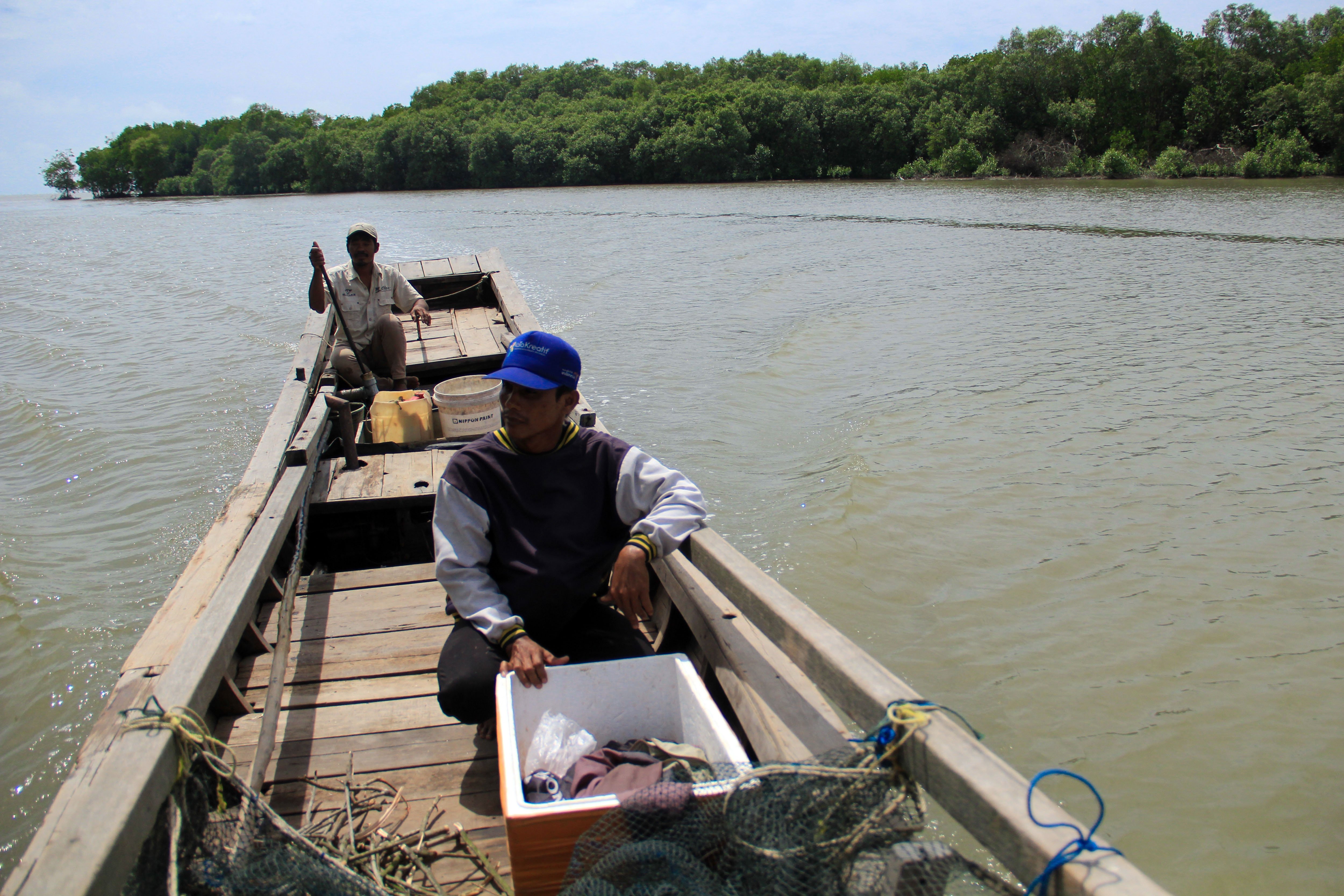 Perajin menggunakan sampan menuju pesisir untuk mengambil limbah ranting mangrove di pesisir Desa Tanjung Rejo, Deli Serdang.