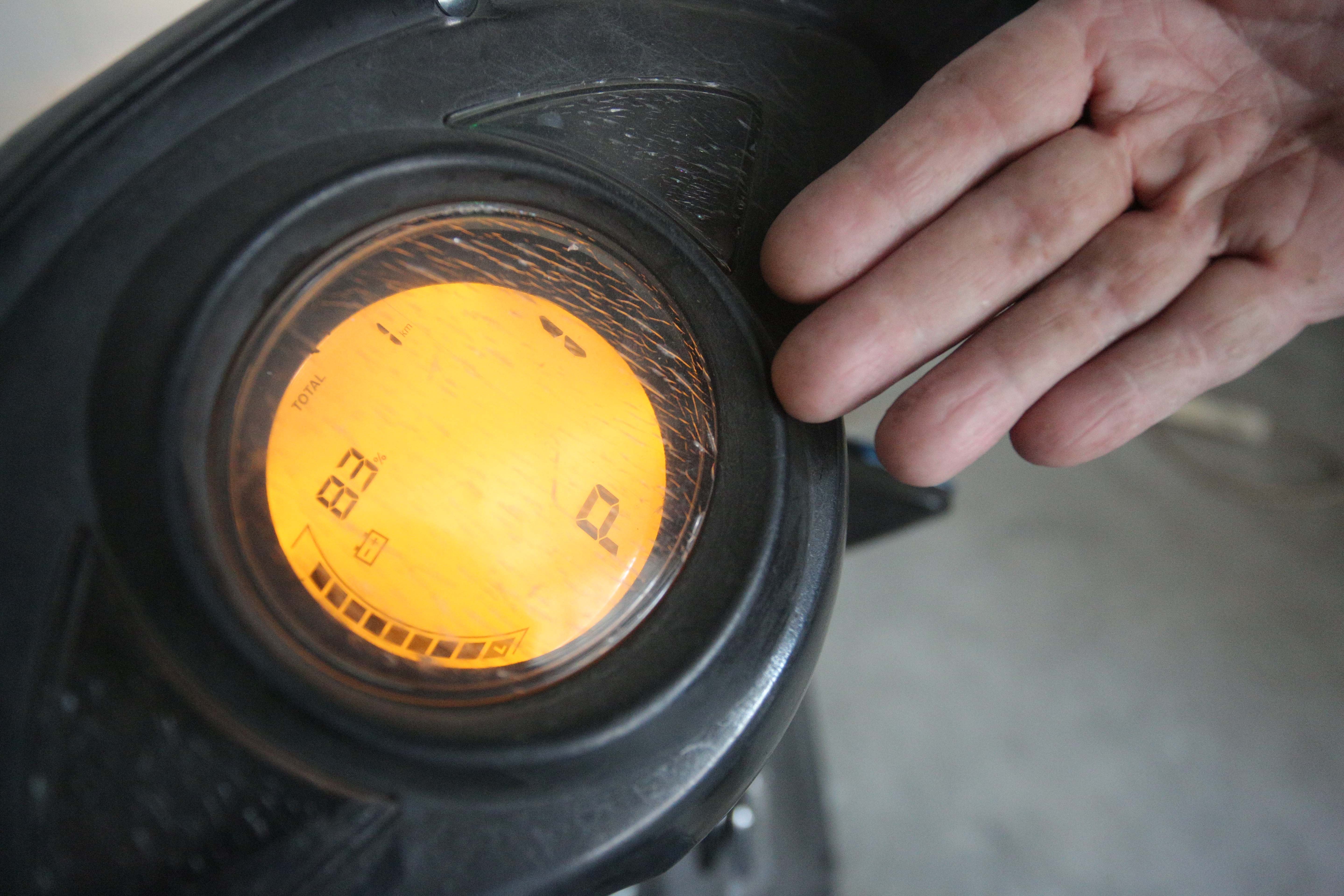 Teknisi menunjukkan speedometer digital pada motor listrik yang telah selesai dikonversi di bengkel PT. Tomara Jaya Perkasa, Jakarta Timur, Selasa (13/8/2024). Kementerian Energi dan Sumber Daya Mineral (ESDM) mengadakan program konversi motor listrik gratis bagi warga Jabodetabek dengan biaya konversi sebesar Rp16 juta per unit dan kuota sebanyak 500 sepeda motor.