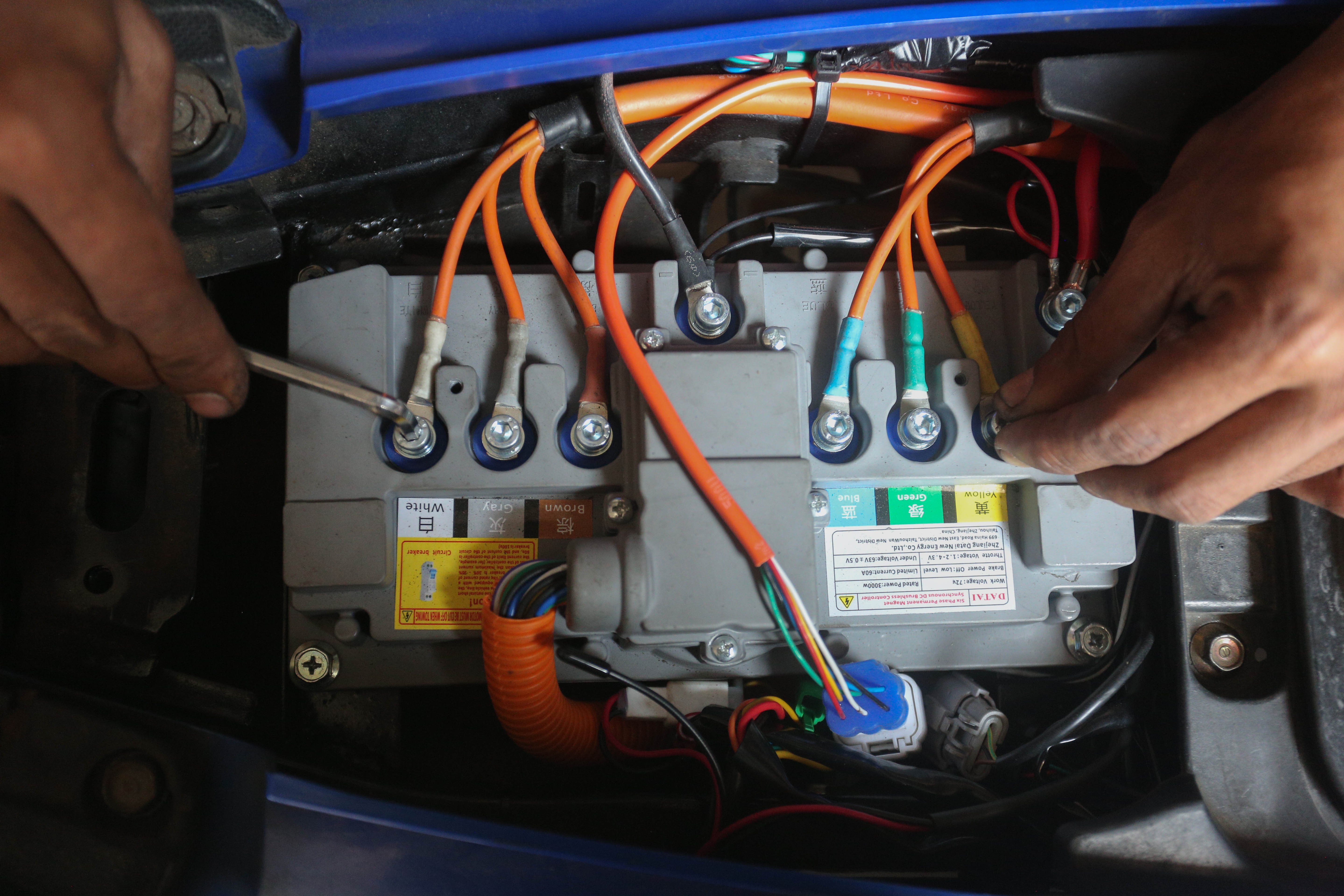 Teknisi mengecek kabel kelistrikan saat proses konversi motor berbahan bakar minyak menjadi motor listrik di bengkel PT. Tomara Jaya Perkasa, Jakarta Timur, Selasa (13/8/2024). Kementerian Energi dan Sumber Daya Mineral (ESDM) mengadakan program konversi motor listrik gratis bagi warga Jabodetabek dengan biaya konversi sebesar Rp16 juta per unit dan kuota sebanyak 500 sepeda motor.