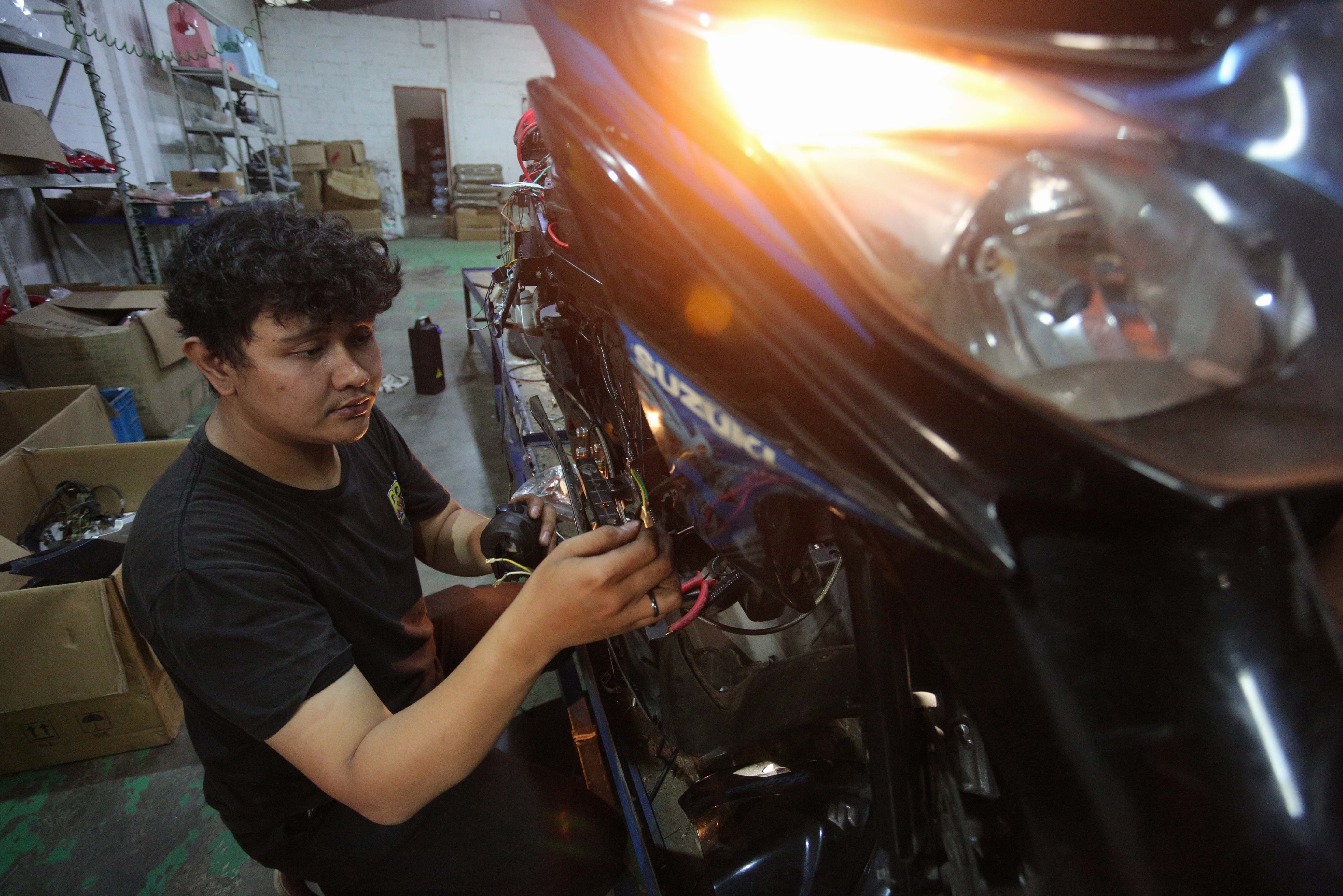 Teknisi menyelesaikan proses konversi motor berbahan bakar minyak menjadi motor listrik di bengkel PT. Tomara Jaya Perkasa, Jakarta Timur, Selasa (13/8/2024). Kementerian Energi dan Sumber Daya Mineral (ESDM) mengadakan program konversi motor listrik gratis bagi warga Jabodetabek dengan biaya konversi sebesar Rp16 juta per unit dan kuota sebanyak 500 sepeda motor.