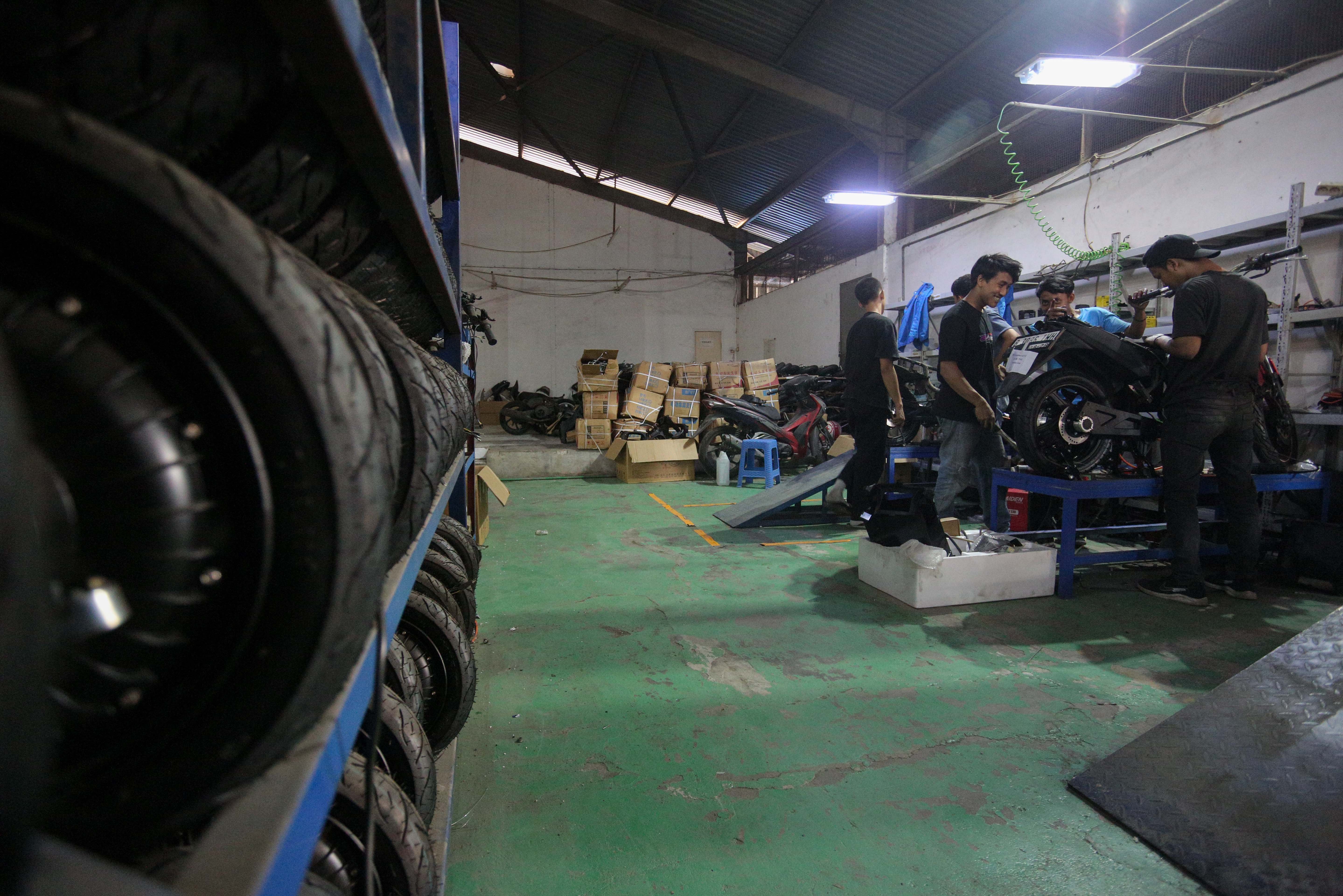 Teknisi menyelesaikan proses konversi motor berbahan bakar minyak menjadi motor listrik di bengkel PT. Tomara Jaya Perkasa, Jakarta Timur, Selasa (13/8/2024). Kementerian Energi dan Sumber Daya Mineral (ESDM) mengadakan program konversi motor listrik gratis bagi warga Jabodetabek dengan biaya konversi sebesar Rp16 juta per unit dan kuota sebanyak 500 sepeda motor.
