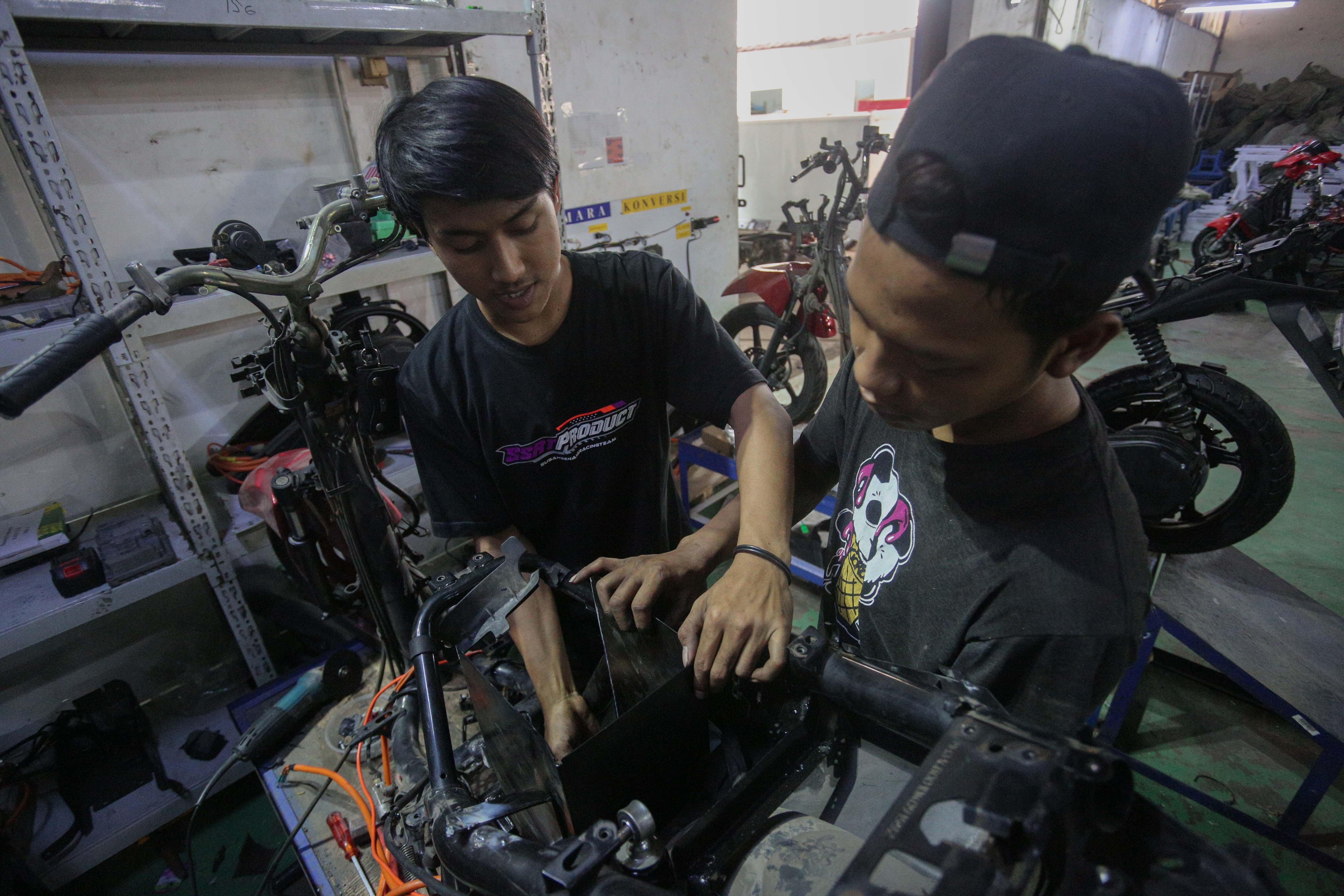 Teknisi menyelesaikan proses konversi motor berbahan bakar minyak menjadi motor listrik di bengkel PT. Tomara Jaya Perkasa, Jakarta Timur, Selasa (13/8/2024). Kementerian Energi dan Sumber Daya Mineral (ESDM) mengadakan program konversi motor listrik gratis bagi warga Jabodetabek dengan biaya konversi sebesar Rp16 juta per unit dan kuota sebanyak 500 sepeda motor.