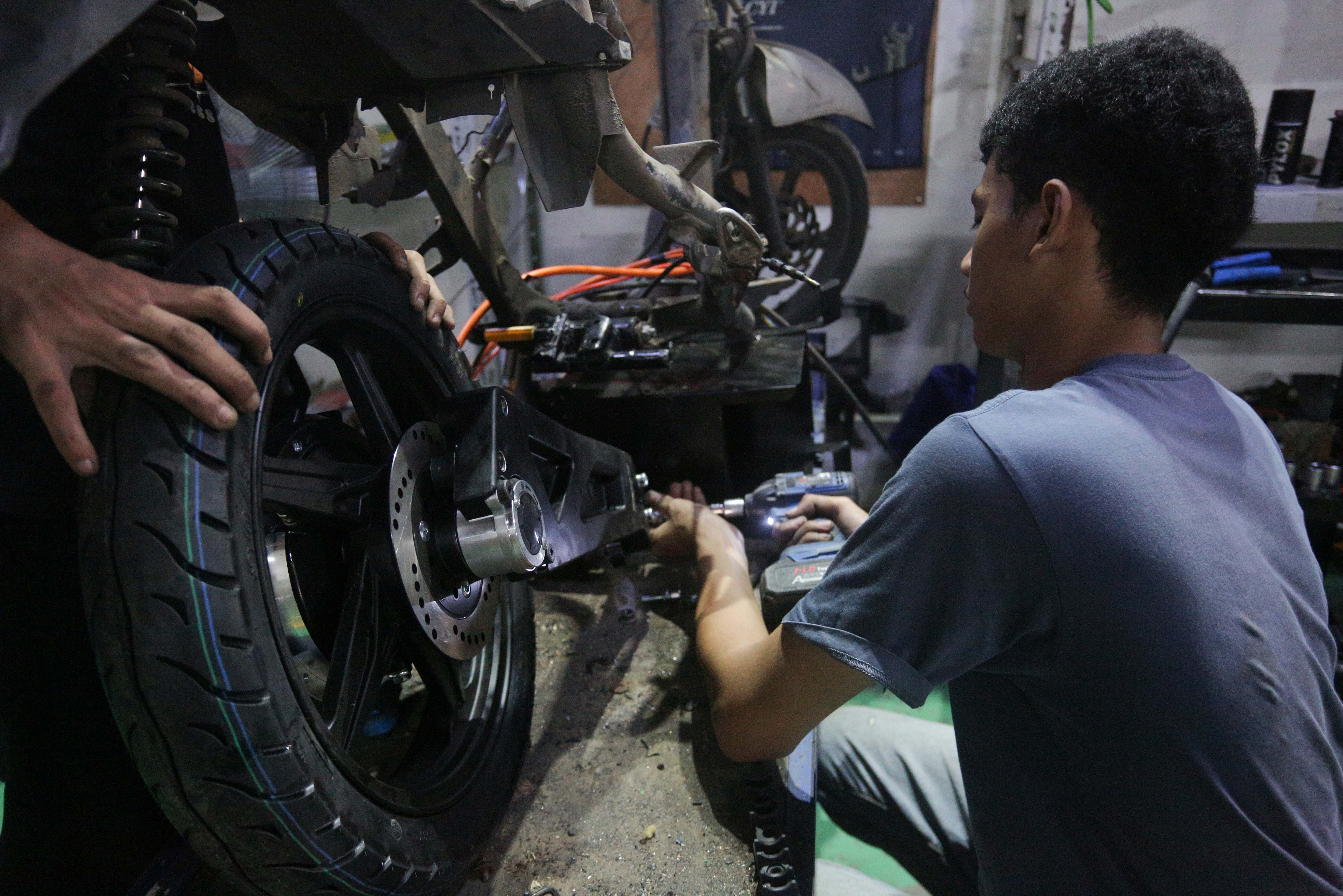 Teknisi menyelesaikan proses konversi motor berbahan bakar minyak menjadi motor listrik di bengkel PT. Tomara Jaya Perkasa, Jakarta Timur, Selasa (13/8/2024). Kementerian Energi dan Sumber Daya Mineral (ESDM) mengadakan program konversi motor listrik gratis bagi warga Jabodetabek dengan biaya konversi sebesar Rp16 juta per unit dan kuota sebanyak 500 sepeda motor.