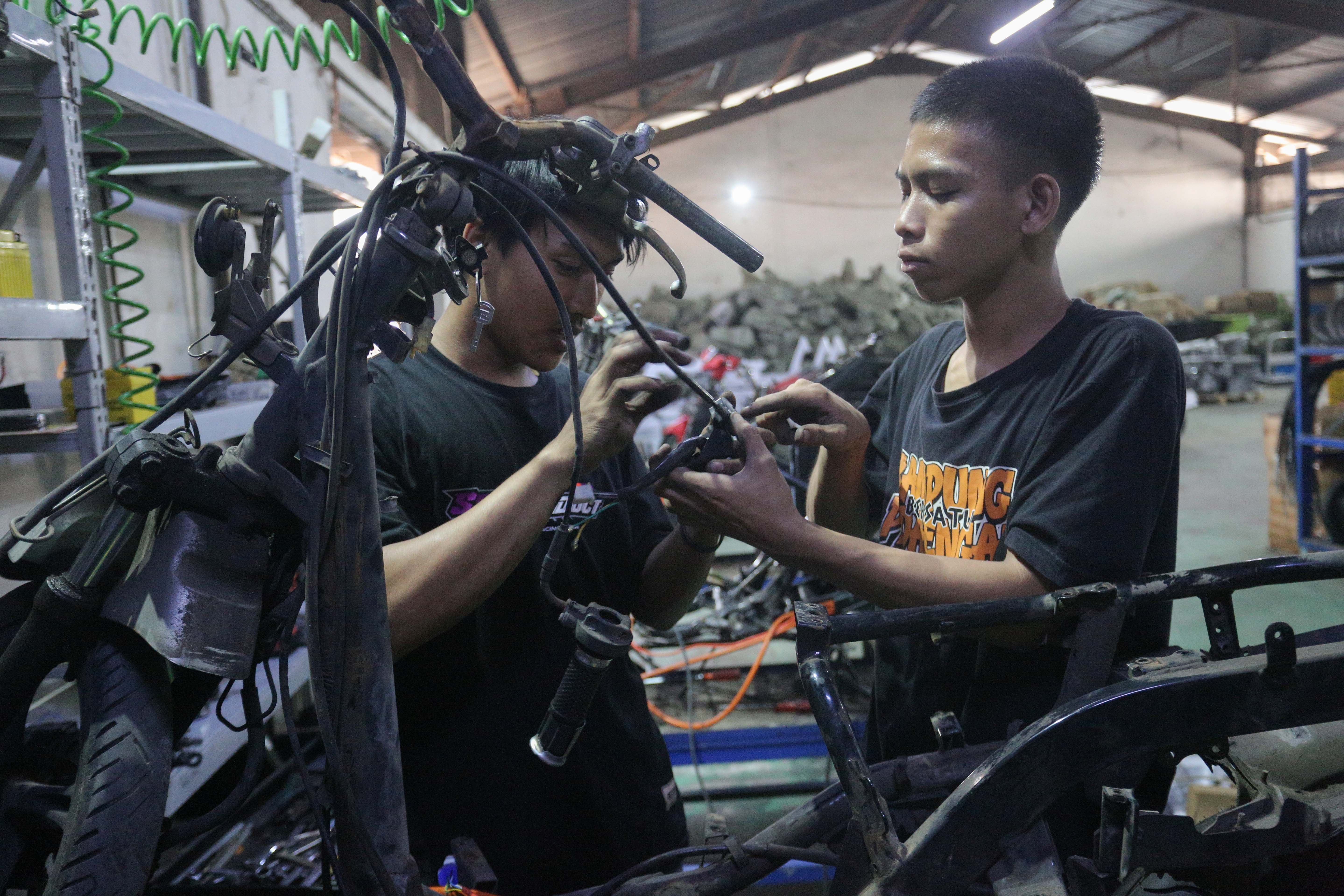 Teknisi menyelesaikan proses konversi motor berbahan bakar minyak menjadi motor listrik di bengkel PT. Tomara Jaya Perkasa, Jakarta Timur, Selasa (13/8/2024). Kementerian Energi dan Sumber Daya Mineral (ESDM) mengadakan program konversi motor listrik gratis bagi warga Jabodetabek dengan biaya konversi sebesar Rp16 juta per unit dan kuota sebanyak 500 sepeda motor.