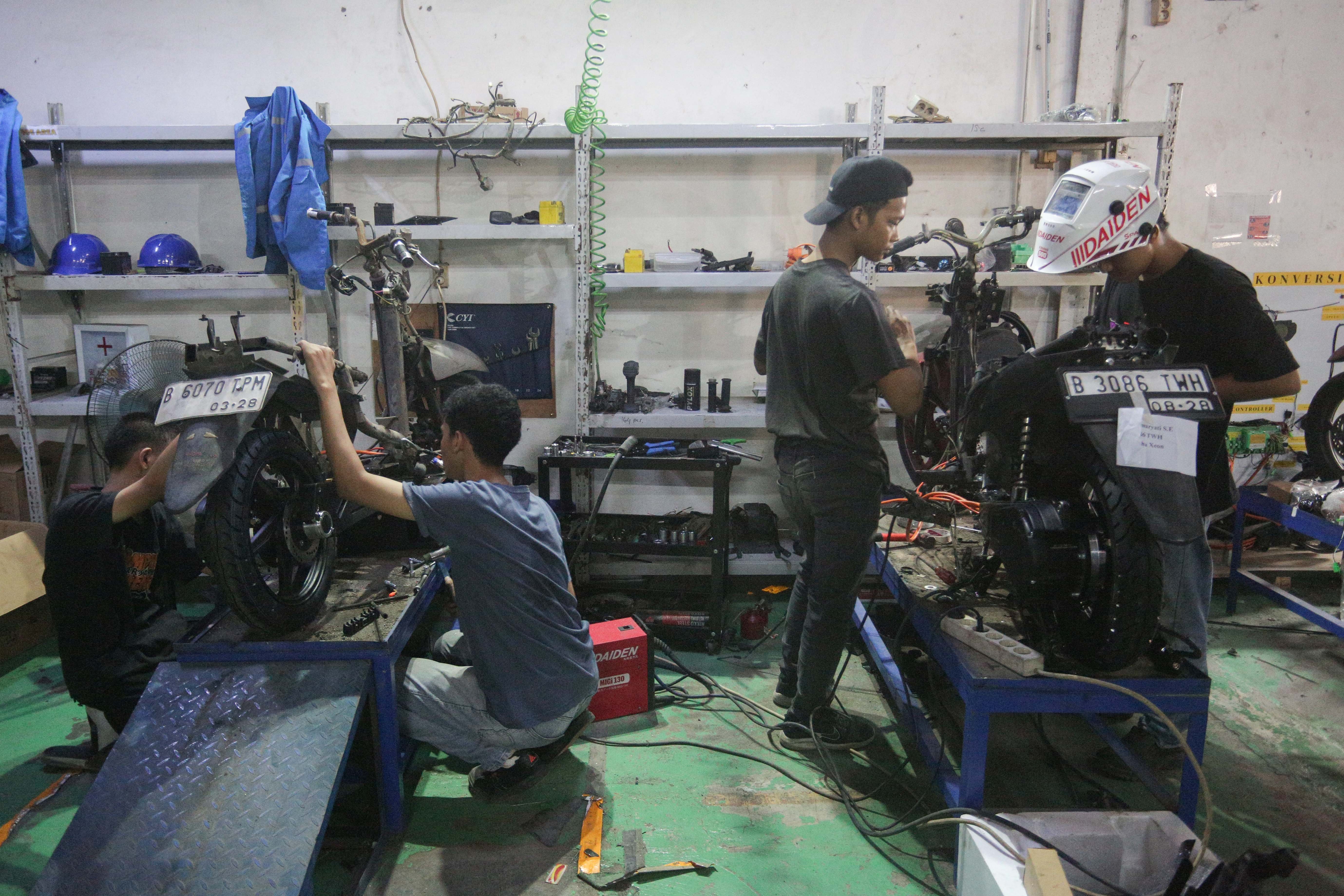 Teknisi menyelesaikan proses konversi motor berbahan bakar minyak menjadi motor listrik di bengkel PT. Tomara Jaya Perkasa, Jakarta Timur, Selasa (13/8/2024). Kementerian Energi dan Sumber Daya Mineral (ESDM) mengadakan program konversi motor listrik gratis bagi warga Jabodetabek dengan biaya konversi sebesar Rp16 juta per unit dan kuota sebanyak 500 sepeda motor.