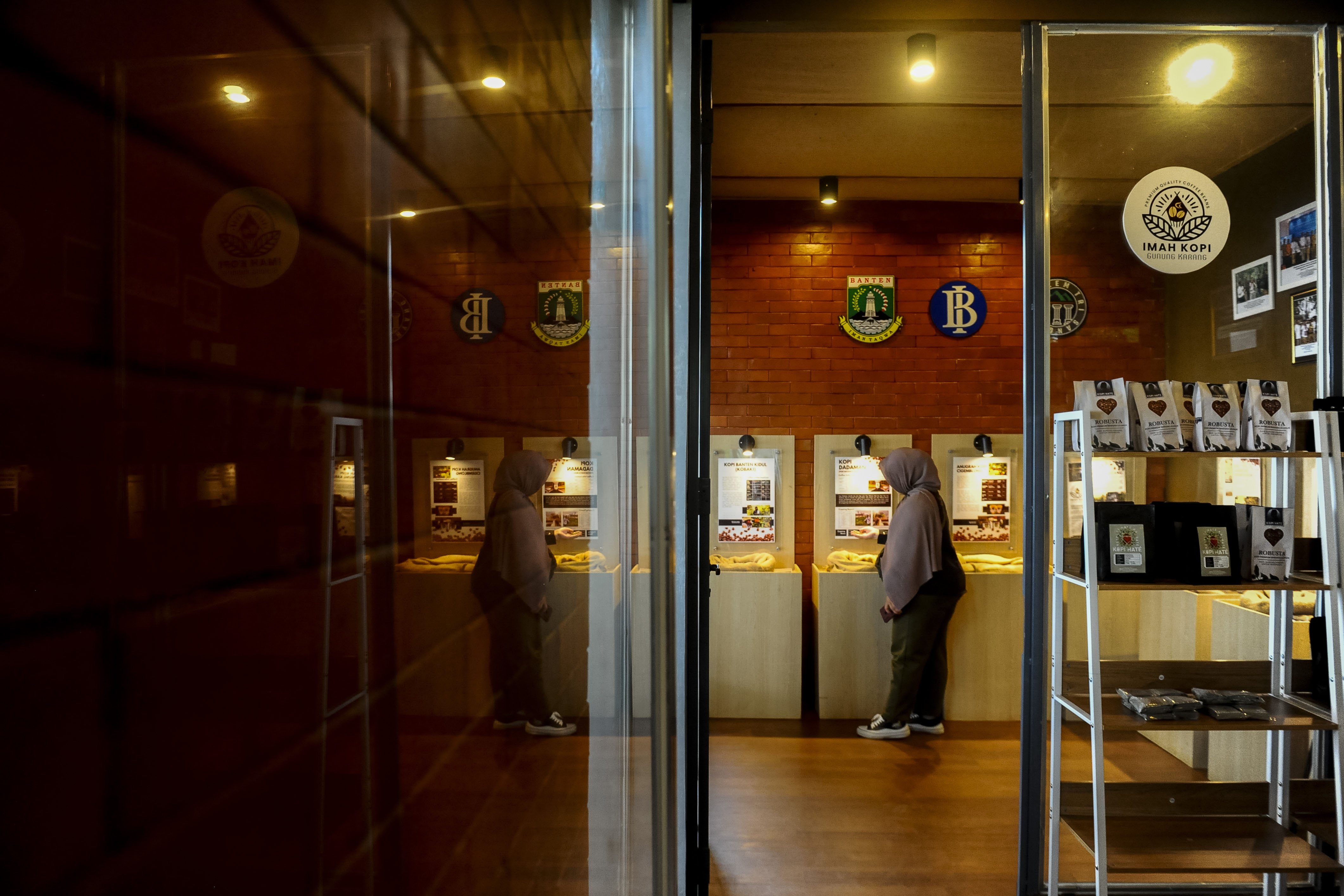 Pengunjung mengamati sejarah kopi Banten di Museum Imah Kopi Gunung Karang, Pandeglang, Banten.