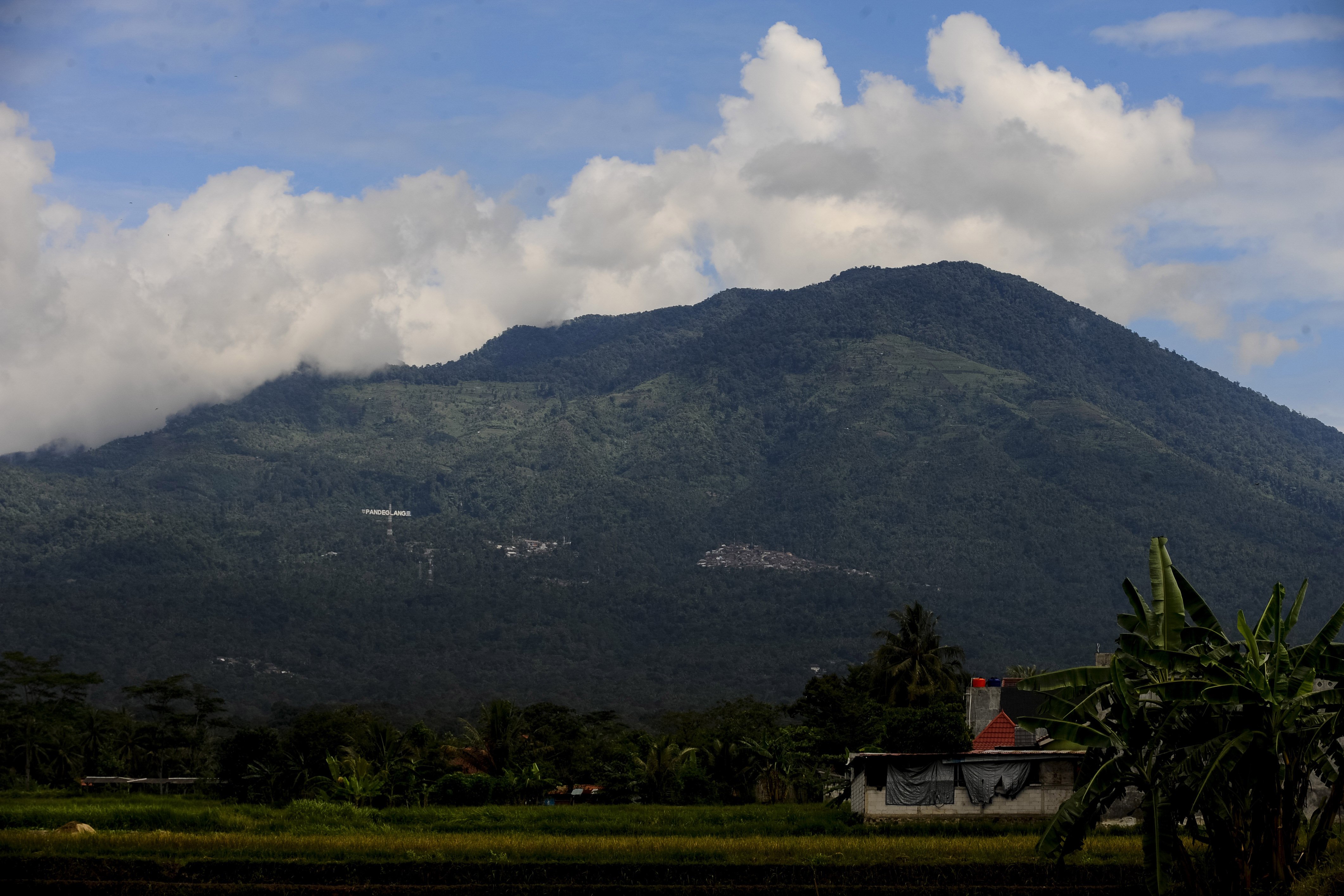 Pemandangan lereng Gunung Karang terlihat dari Baros, Kabupaten Serang, Banten.