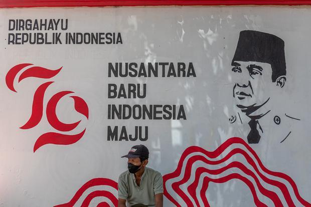 Seorang warga bersantai dengan katar belakang mural bertema kemerdekaan di Kelurahan Purwosari, Semarang, Jawa Tengah, Rabu (14/8/2024). Warga dari sejumlah perkampungan di Kota Semarang menghiasi lingkungan mereka dengan berbagai macam seni dekorasi seperti tulisan mural bertema kemerdekaan sebagai wujud rasa cinta terhadap perjuangan para pahlawan dalam merebut kemerdekaan sekaligus untuk memeriahkan HUT ke-79 Republik Indonesia.