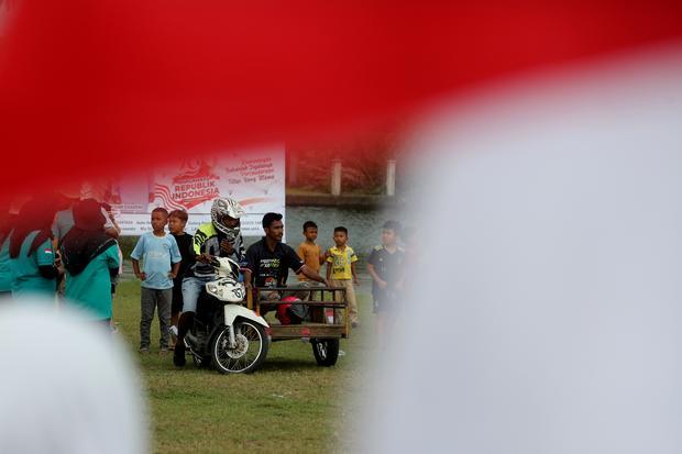 Sejumlah warga bersiap mengikuti balap becak motor di kawasan pantai Desa Suak Sigadeng, Johan Pahlawan, Aceh Barat, Aceh, Rabu (14/8/2024). Balap becak motor yang diselenggakan pemerintahan desa tersebut bertujuan untuk menyambut dan menyemarakkan HUT ke-79 kemerdekaan RI sekaligus sebagai ajang silaturrahim antarsesama.