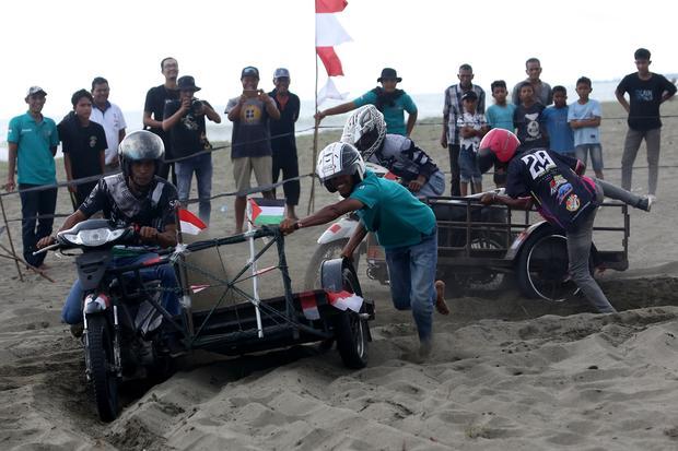 Sejumlah warga memacu becak motor saat balapan di kawasan pantai Desa Suak Sigadeng, Johan Pahlawan, Aceh Barat, Aceh, Rabu (14/8/2024). Balap becak motor yang diselenggakan pemerintahan desa tersebut bertujuan untuk menyambut dan menyemarakkan HUT ke-79 kemerdekaan RI sekaligus sebagai ajang silaturrahim antarsesama.