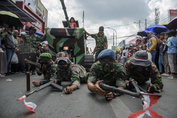 Peserta berkostum TNI beratraksi saat karnaval Kemerdekaan di Lembang, Kabupaten Bandung Barat, Jawa Barat, Rabu (14/8/2024). Karnaval yang diikuti seluruh masyarakat, sekolah dan instansi di kawasan Lembang tersebut menampilkan pawai kostum dan budaya menyemarakkan peringatan HUT ke-79 Republik Indonesia.