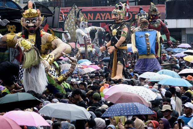 Peserta mengarak ogoh-ogoh saat karnaval Kemerdekaan di Lembang, Kabupaten Bandung Barat, Jawa Barat, Rabu (14/8/2024). Karnaval yang diikuti seluruh masyarakat, sekolah dan instansi di kawasan Lembang tersebut menampilkan pawai kostum dan budaya menyemarakkan peringatan HUT ke-79 Republik Indonesia.