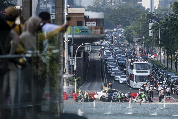 Sejumlah atlet dan ofisial mengikuti pawai dengan menaiki bus tingkat terbuka Transjakarta menuju Istana Negara di kawasan Bundaran HI, Jakarta, Kamis (15/8/2024). Pawai atlet yang berlaga di Olimpiade Paris serta ofisial itu sebagai rasa syukur dan bangga karena atlet Indonesia berhasil meraih medali pada olahraga akbar dunia, satu medali emas dipersembahkan Veddriq Leonardo cabang olehraga panjat tebing, satu medali emas dari Rizki Juniansyah cabang olahraga angkat besi, dan satu medali perunggu dari Greg