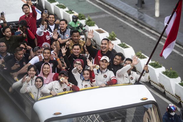 Menpora Dito Ariotedjo (ketiga kanan) bersama sejumlah atlet dan ofisial mengikuti pawai dengan menaiki bus tingkat terbuka Transjakarta menuju Istana Negara di kawasan Bundaran HI, Jakarta, Kamis (15/8/2024). Pawai atlet yang berlaga di Olimpiade Paris serta ofisial itu sebagai rasa syukur dan bangga karena atlet Indonesia berhasil meraih medali pada olahraga akbar dunia, satu medali emas dipersembahkan Veddriq Leonardo cabang olehraga panjat tebing, satu medali emas dari Rizki Juniansyah cabang olahraga a