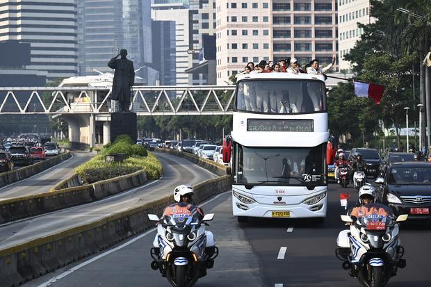 Sejumlah atlet dan ofisial mengikuti arak-arakan dengan menaiki bus tingkat terbuka dari Kantor Kemenpora menuju Istana Negara ketika melintas di Jalan Jenderal Sudirman, Jakarta, Kamis (15/8/2024). Arak-arakan yang diikuti atlet dan ofisial itu untuk menyambut atlet yang telah mempersembahkan dua medali emas melalui Rizki Juniansyah dari cabang olahraga angkat besi dan pemanjat tebing Veddriq Leonardo, serta satu perunggu melalui pebulu tangkis Gregoria Mariska Tunjung pada OIimpiade Paris 2024.