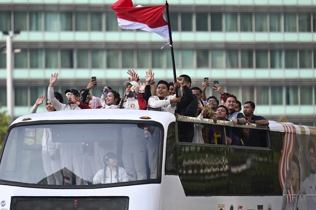 Sejumlah atlet dan ofisial mengikuti arak-arakan dengan menaiki bus tingkat terbuka dari Kantor Kemenpora menuju Istana Negara ketika melintas di Jalan Jenderal Sudirman, Jakarta, Kamis (15/8/2024). Arak-arakan yang diikuti atlet dan ofisial itu untuk menyambut atlet yang telah mempersembahkan dua medali emas melalui Rizki Juniansyah dari cabang olahraga angkat besi dan pemanjat tebing Veddriq Leonardo, serta satu perunggu melalui pebulu tangkis Gregoria Mariska Tunjung pada OIimpiade Paris 2024.