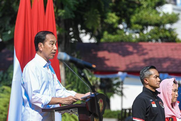 Presiden Joko Widodo memberikan arahan pada acara penyerahan bonus kepada kontingen Indonesia yang berlaga di Olimpiade Paris 2024 di halaman Istana Merdeka, Jakarta, Kamis (15/8/2024). Presiden Jokowi menyerahkan uang bonus senilai Rp6 miliar yang akan dibagi kepada masing-masing atlet peraih medali emas dan Rp1,65 miliar untuk atlet peraih perunggu di Olimpiade Paris 2024.