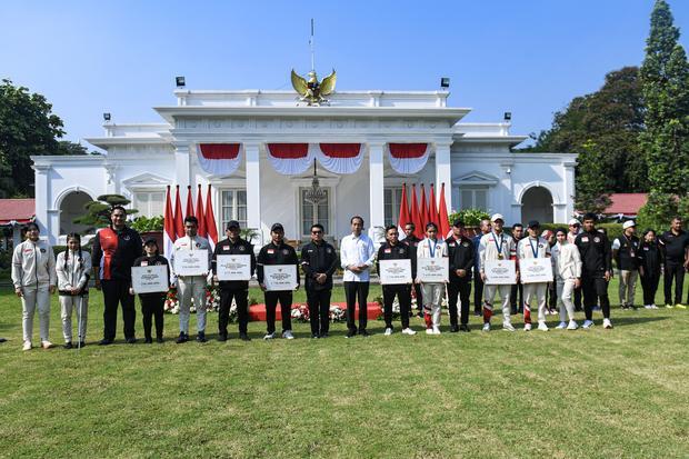 Presiden Joko Widodo (kesembilan kiri) berfoto bersama Menpora Dito Ariotedjo (ketiga kiri), Menko PMK Muhadjir Effendy (keempat kanan), Kepala Staf Kepresidenan Moeldoko (kedelapan kiri) dan para atlet serta pelatih peraih bonus atas pencapaian pada Olimpiade Paris 2024 usai penyerahan bonus tersebut di halaman Istana Merdeka, Jakarta, Kamis (15/8/2024). Presiden Jokowi menyerahkan uang bonus senilai Rp6 miliar yang akan dibagi kepada masing-masing atlet peraih medali emas dan Rp1,65 miliar untuk atlet p