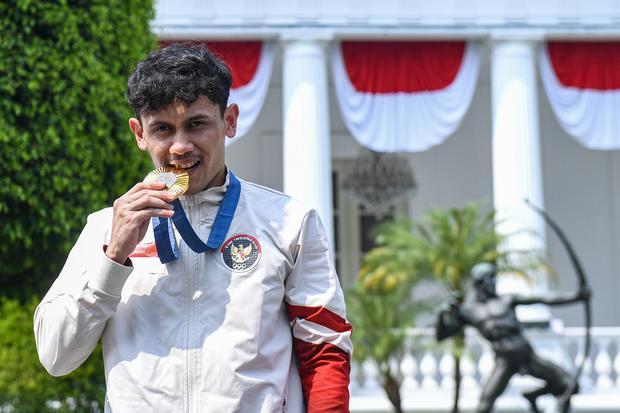 Atlet panjat tebing nomor speed putra Veddriq Leonardo berpose usai mengikuti acara penyerahan bonus kepada kontingen Indonesia yang berlaga di Olimpiade Paris 2024 di halaman Istana Negara, Jakarta, Kamis (15/8/2024). Veddriq Leonardo mendapatkan bonus dari Presiden Joko Widodo sebesar Rp6 miliar usai mendapatkan medali emas pada Olimpiade Paris 2024.