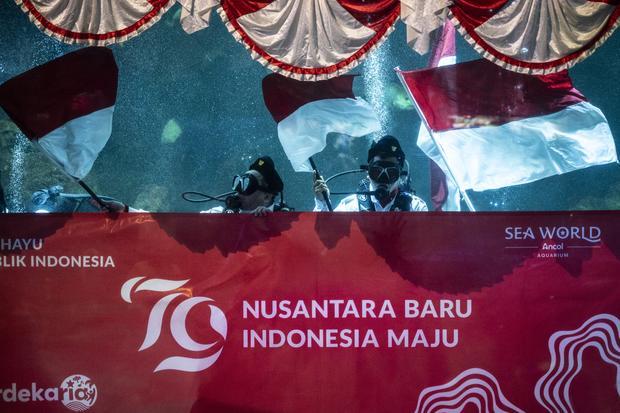 Penyelam mengibarkan bendera Merah Putih dalam gladi bersih memperingati HUT Ke-79 Kemerdekaan RI di Sea World Ancol, Jakarta, Kamis (15/8/2024). Dalam rangka memeriahkan HUT ke-79 RI, Ancol Taman Impian menggelar berbagai kegiatan dengan tema Merdekaria di seluruh unit rekreasi salah satunya yaitu pengibaran bendera Merah Putih di Sea World.