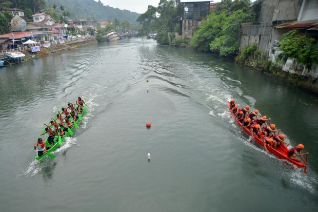 Tim dayung Redist (kanan) adu cepat dengan tim Amora (kiri), saat lomba selaju sampan dayung Palinggam di sungai Batang Arau, Padang, Sumatera Barat, Kamis (15/4/2024). Selaju sampan tradisional khas sungai Batang Arau itu digelar memeriahkan HUT RI ke-79 sekaligus melestarikan tradisi setempat yang sudah diadakan sejak dulu melibatkan tim antar kampung di Padang.