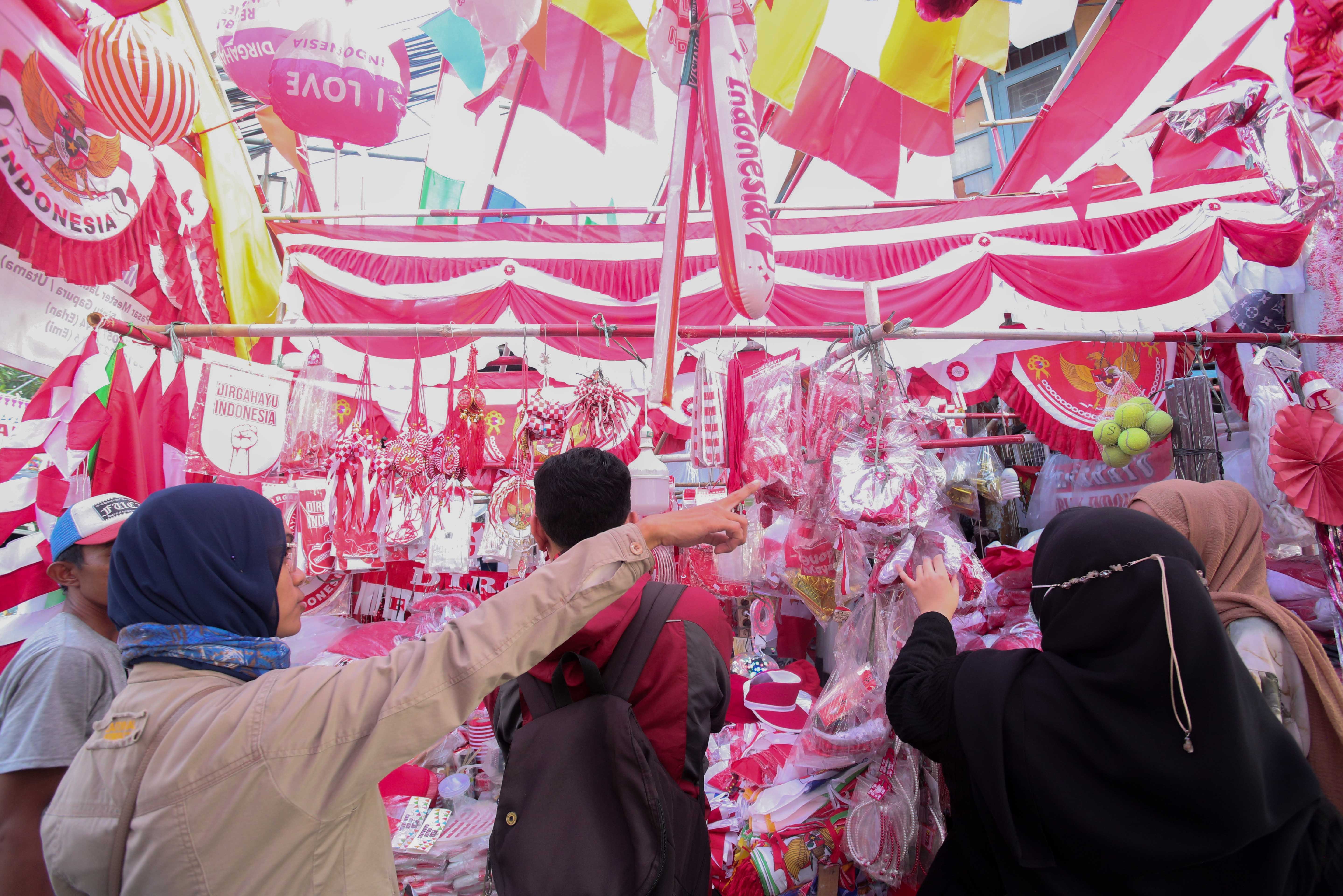 Sejumlah pembeli memilih pernak-pernik HUT Kemerdekaan Republik Indonesia ke-79 di Pasar Jatinegara, Jakarta Timur, Rabu (14/8/2024). Menjelang tanggal 17 Agustus 2024 yang merupakan HUT Kemerdekaan Republik Indonesia ke-79, pedagang menuturkan penjualan pernak-pernik bertemakan Merah Putih mengalami peningkatan hingga 50 persen.