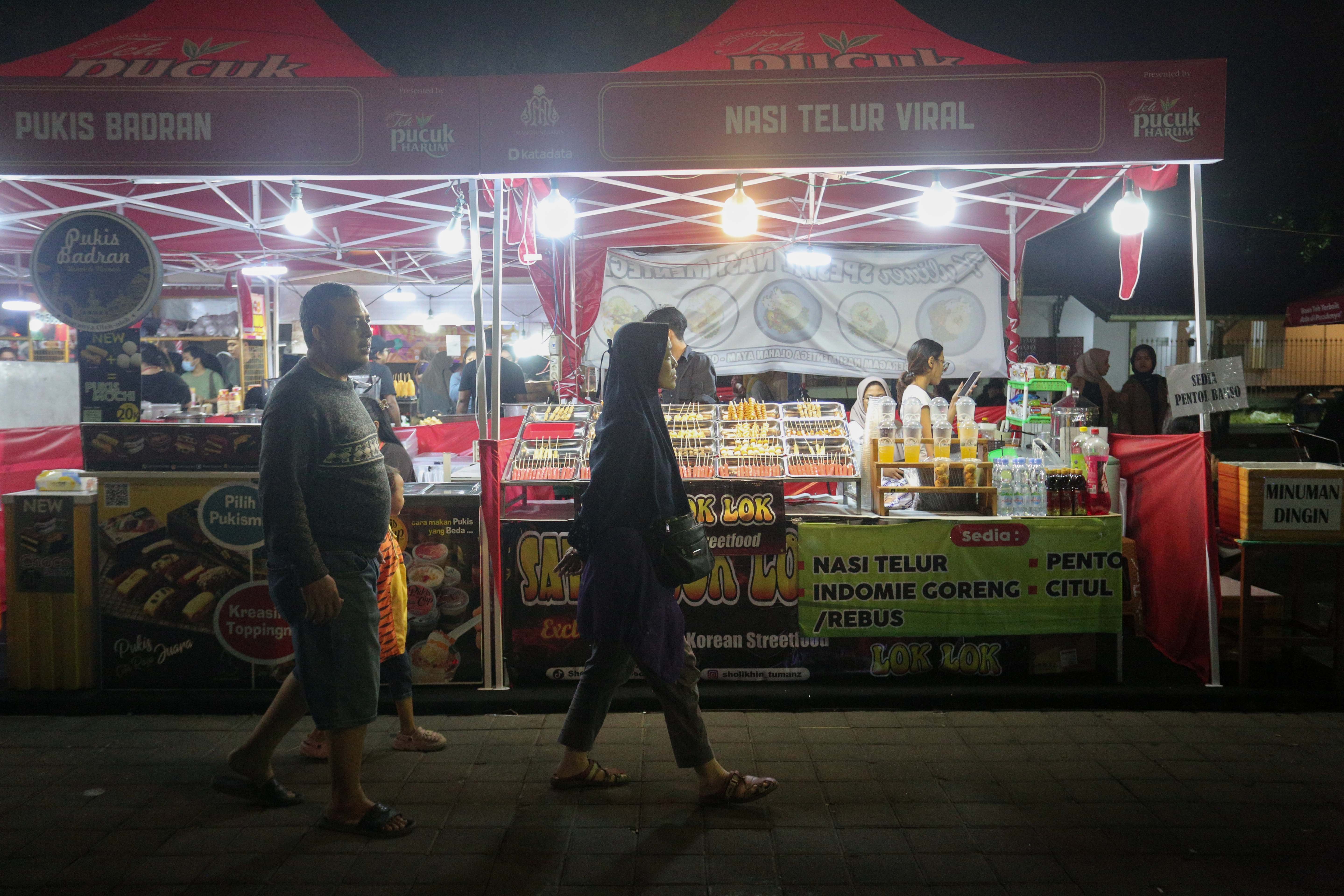 Pengunjung melihat makanan yang dijual di Festival Kuliner Dua Generasi di Pamedan Pura Mangkunegaran, Solo, Jawa Tengah, Sabtu (17/8/2024). Festival kuliner yang merupakan salah satu rangkaian acara pada 