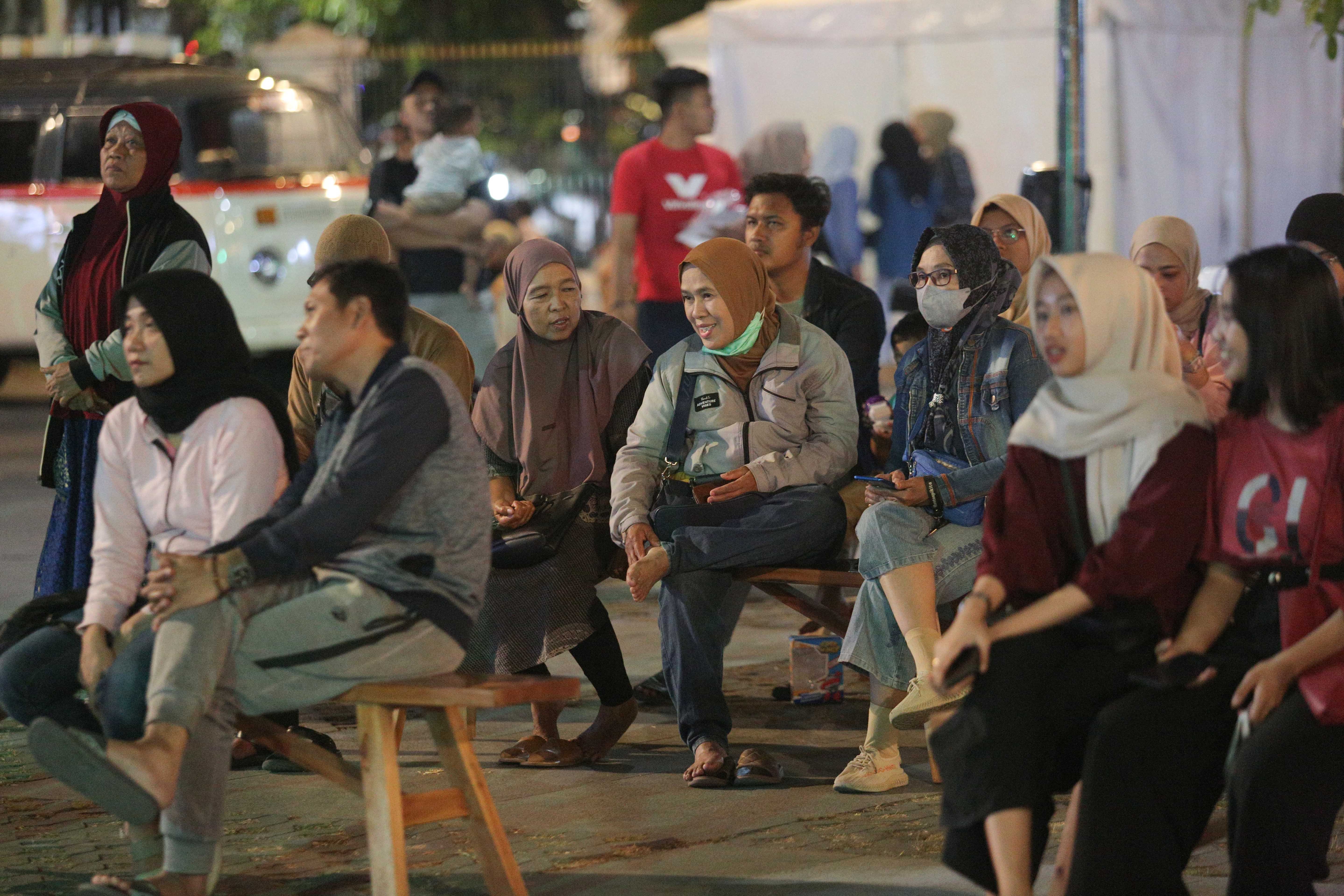 Pengunjung menyaksikan pertunjukkan musik keroncong saat Festival Kuliner Dua Generasi di Pamedan Pura Mangkunegaran, Solo, Jawa Tengah, Sabtu (17/8/2024). Festival kuliner yang merupakan salah satu rangkaian acara pada 