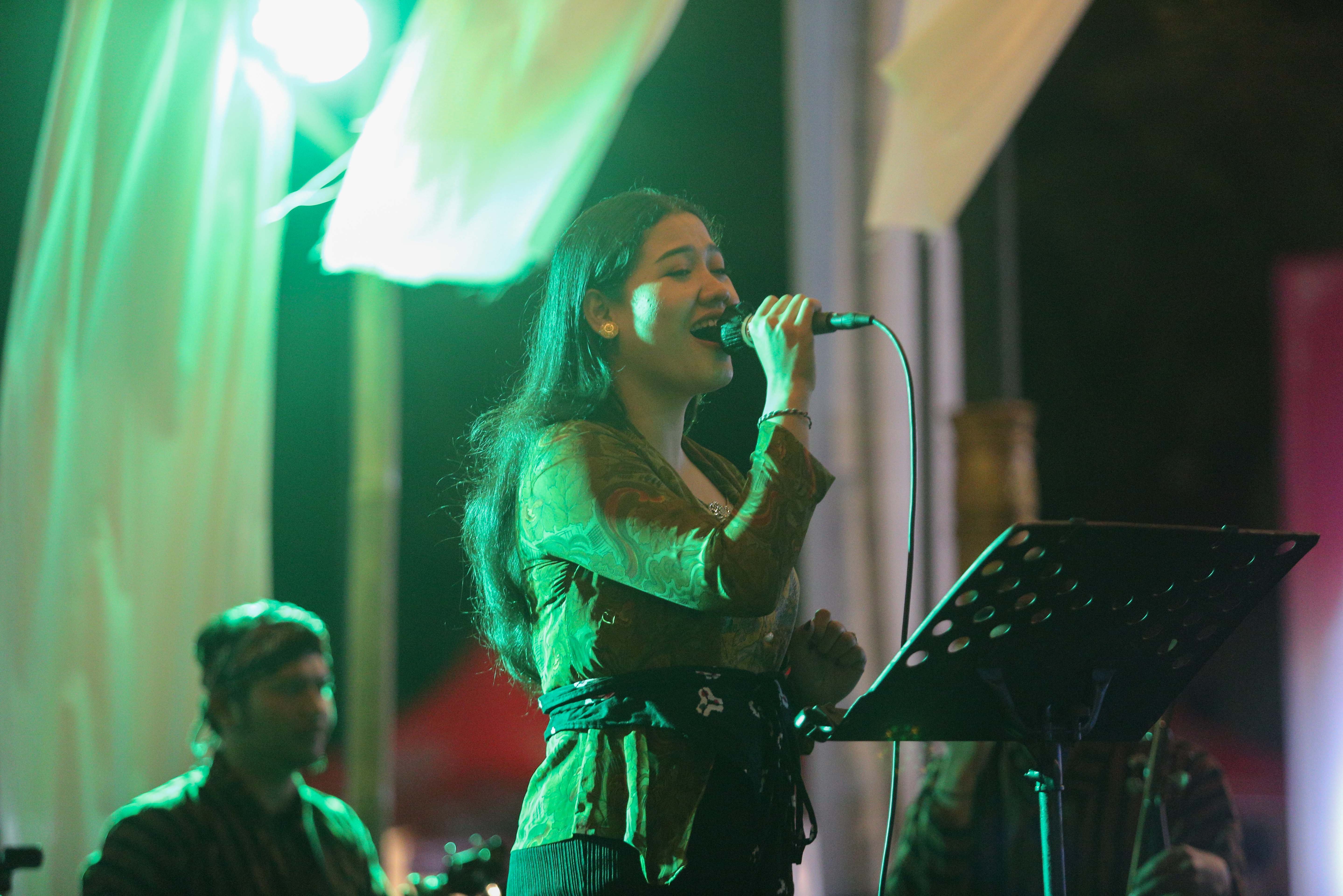 Musisi menghibur pengunjung saat Festival Kuliner Dua Generasi di Pamedan Pura Mangkunegaran, Solo, Jawa Tengah, Sabtu (17/8/2024). Festival kuliner yang merupakan salah satu rangkaian acara pada 