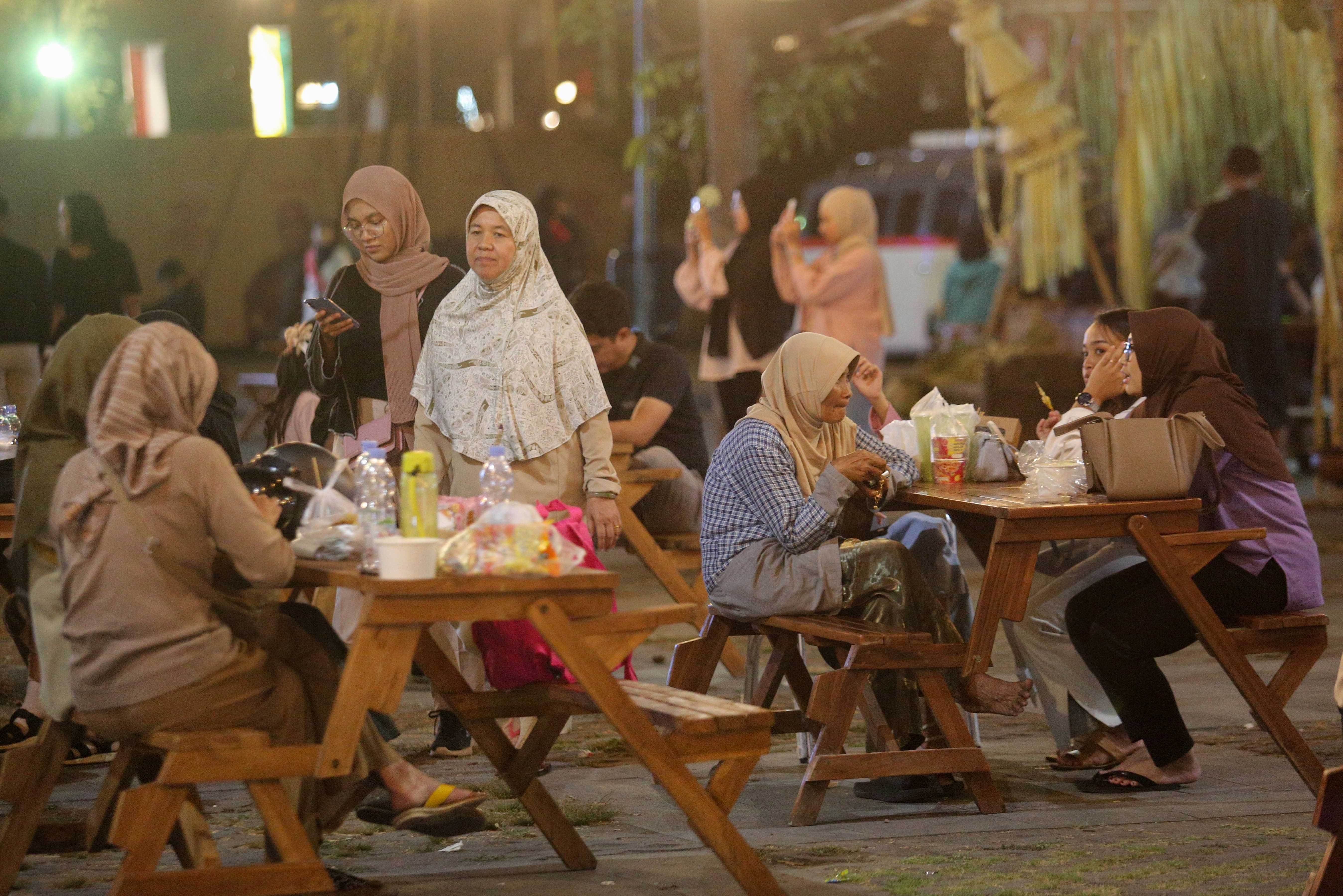 Suasana Festival Kuliner Dua Generasi di Pamedan Pura Mangkunegaran, Solo, Jawa Tengah, Sabtu (17/8/2024). Festival kuliner yang merupakan salah satu rangkaian acara pada 