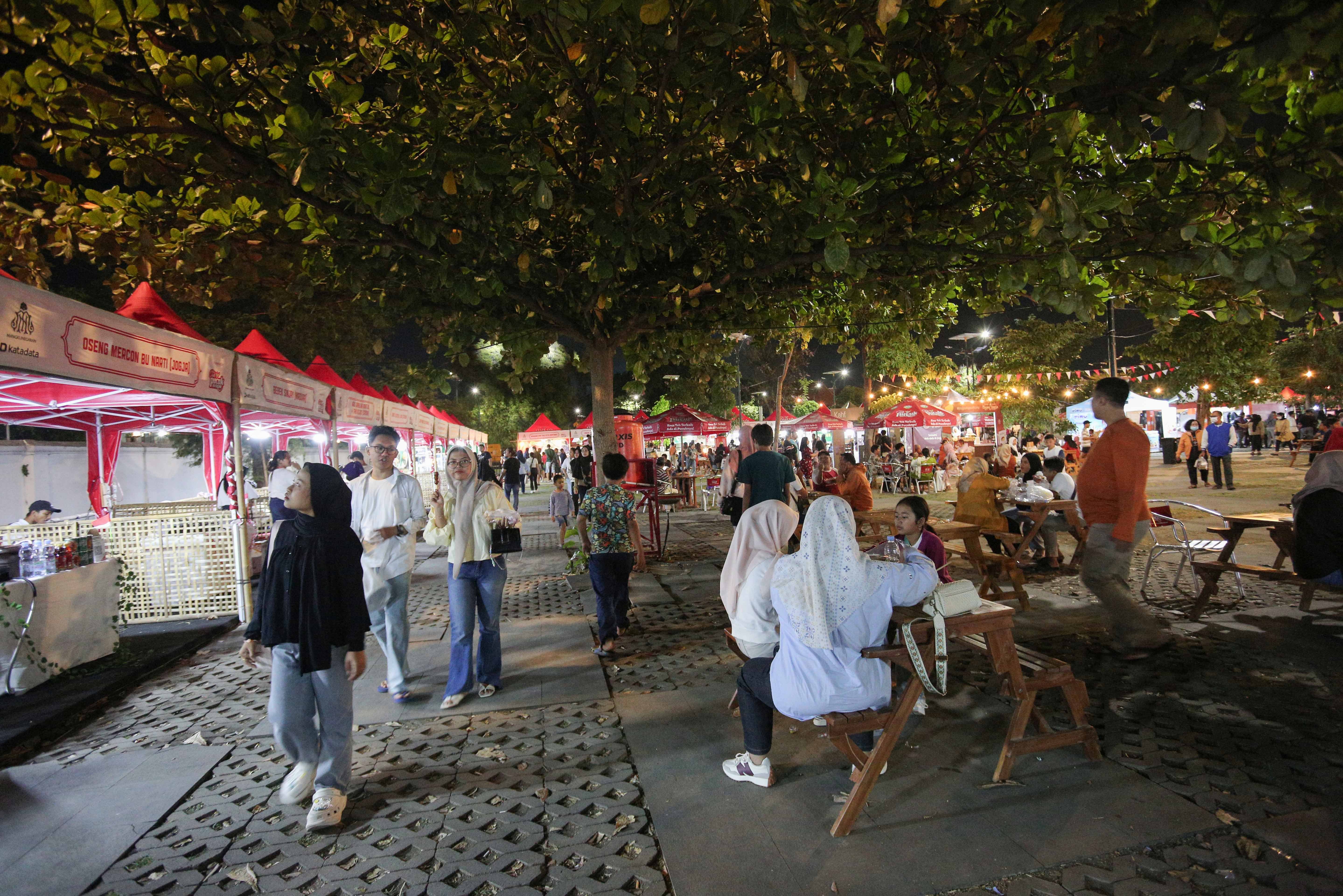 Suasana Festival Kuliner Dua Generasi di Pamedan Pura Mangkunegaran, Solo, Jawa Tengah, Sabtu (17/8/2024). Festival kuliner yang merupakan salah satu rangkaian acara pada 