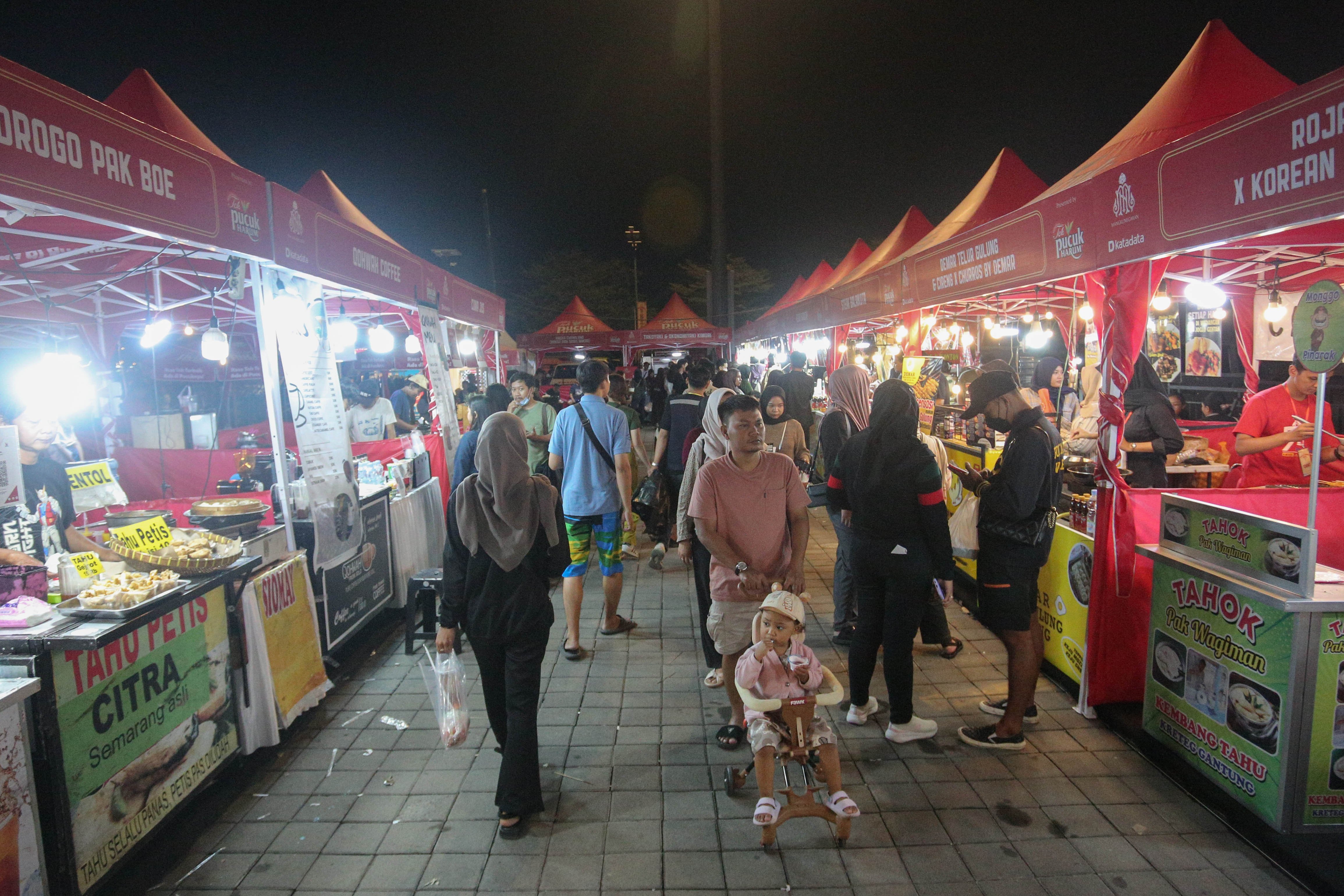 Suasana Festival Kuliner Dua Generasi di Pamedan Pura Mangkunegaran, Solo, Jawa Tengah, Sabtu (17/8/2024). Festival kuliner yang merupakan salah satu rangkaian acara pada 