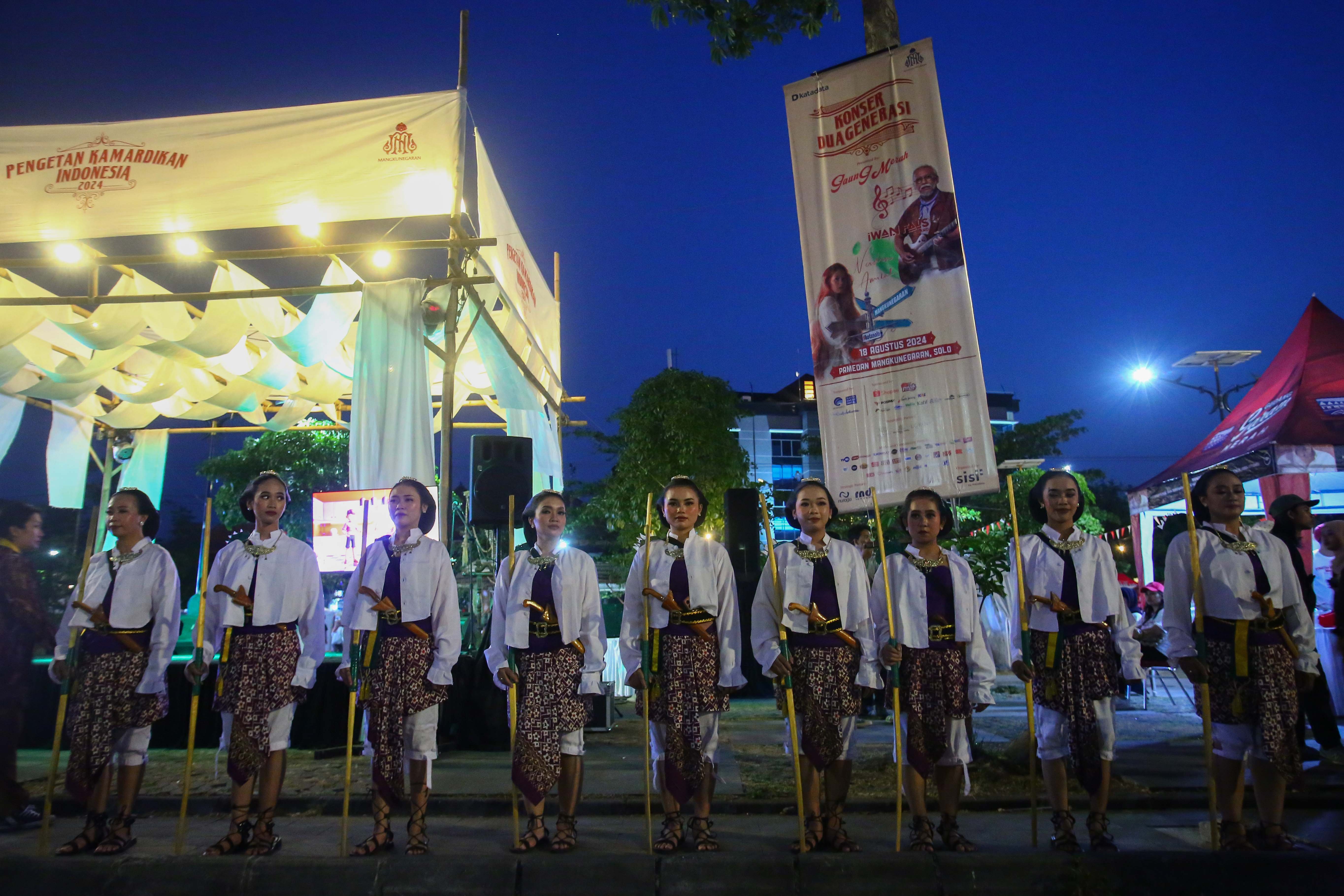 Sejumlah prajurit Pura Mangkunegaran berbaris seusai parade di pembukaan Festival Kuliner Dua Generasi di Pamedan Pura Mangkunegaran, Solo, Jawa Tengah, Sabtu (17/8/2024). Festival kuliner yang merupakan salah satu rangkaian acara pada 